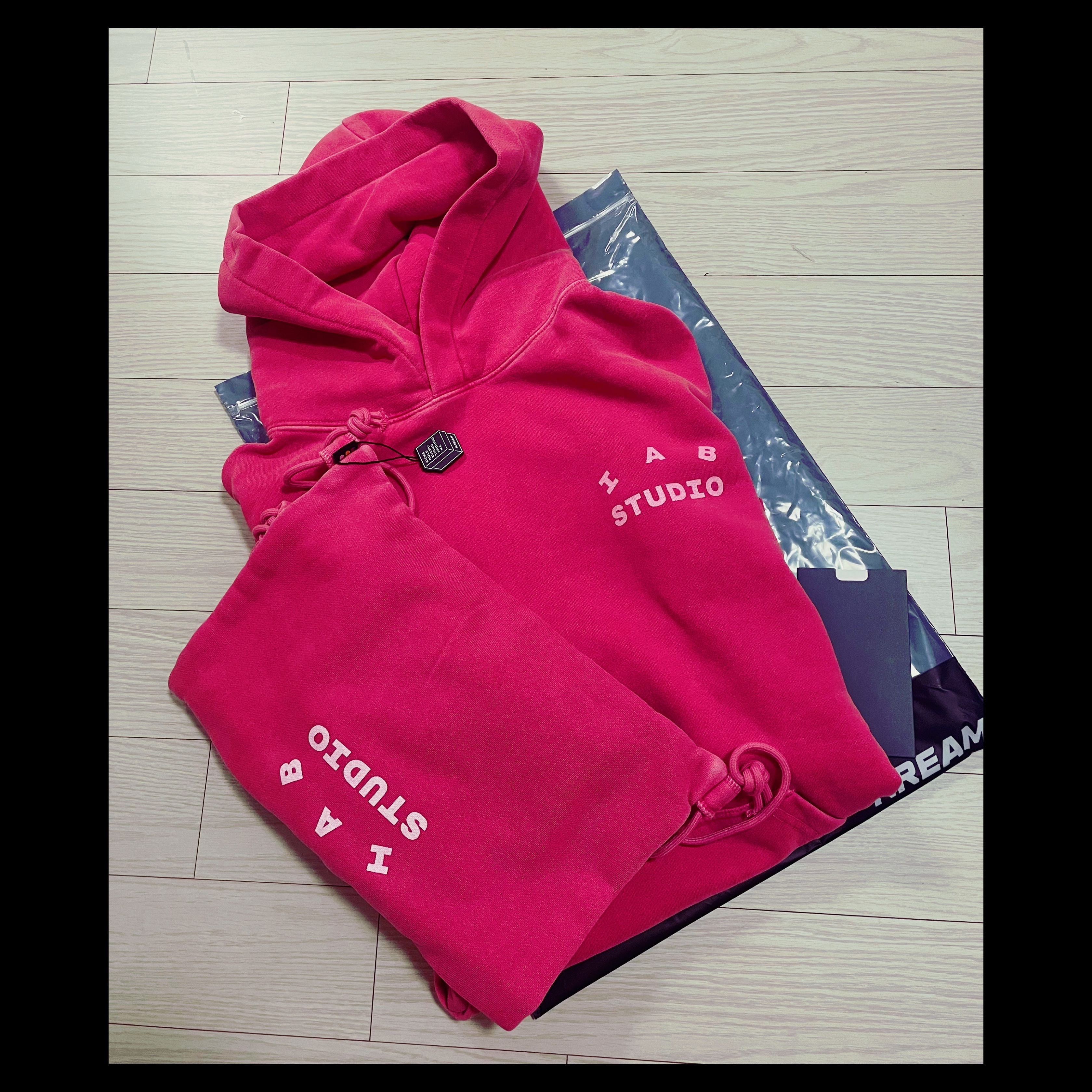 IAB Studio Pigment Hoodie & Sack Coral 착용 스타일
