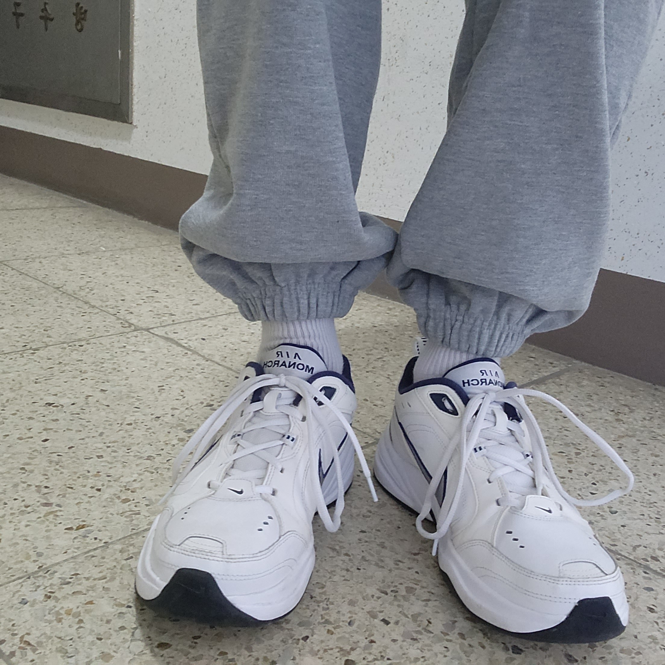 Nike Air Monarch IV White Navy 착용 스타일 - 1