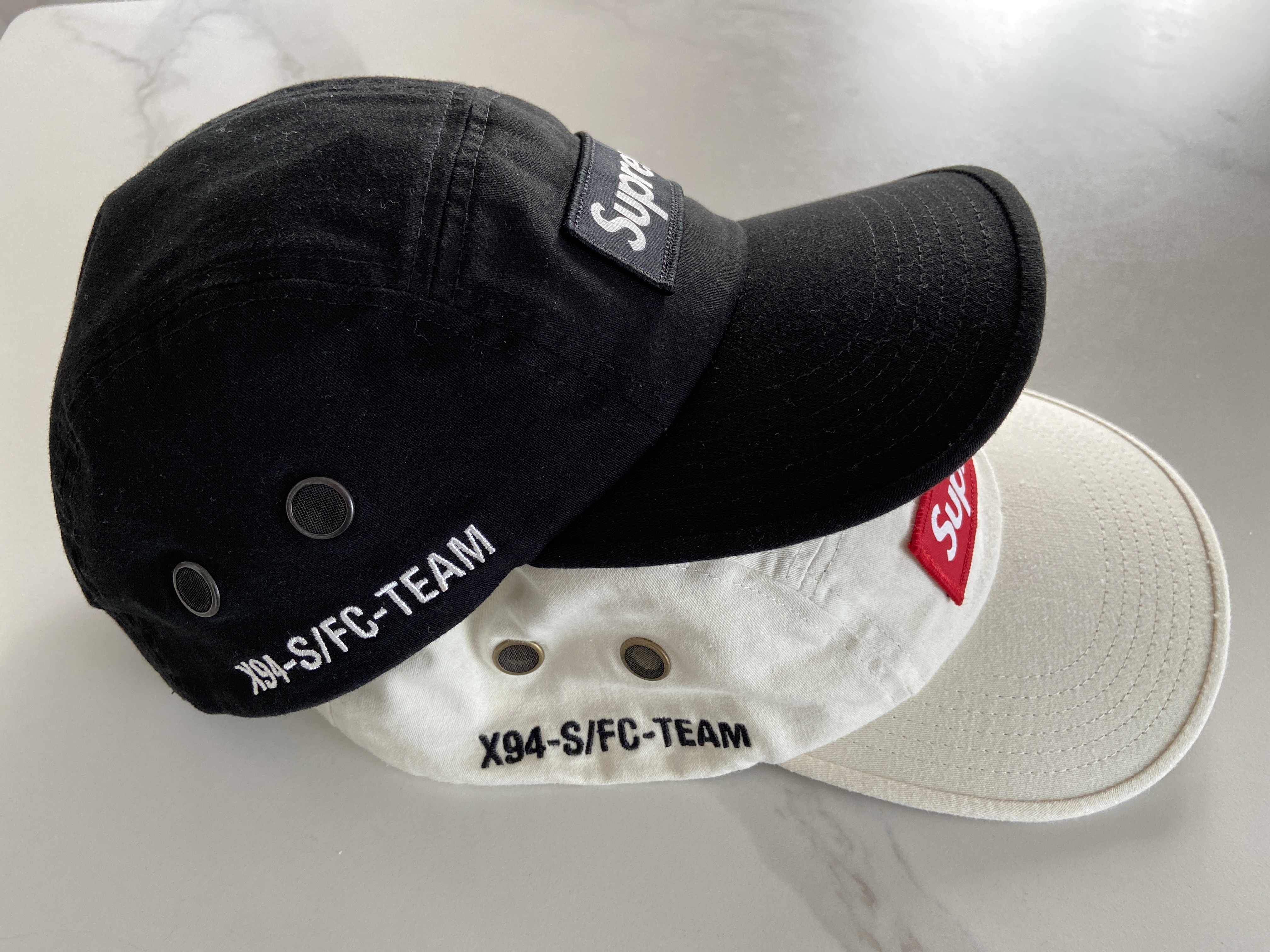 Supreme Military Camp Cap Stone - 22SS, Supreme Military Camp Cap Black - 22SS 착용 스타일 - 2