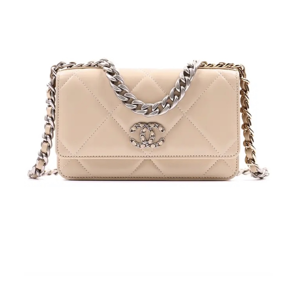 Chanel 19 Wallet On Chain Lambskin & Silver Beige 착용 스타일 - 1