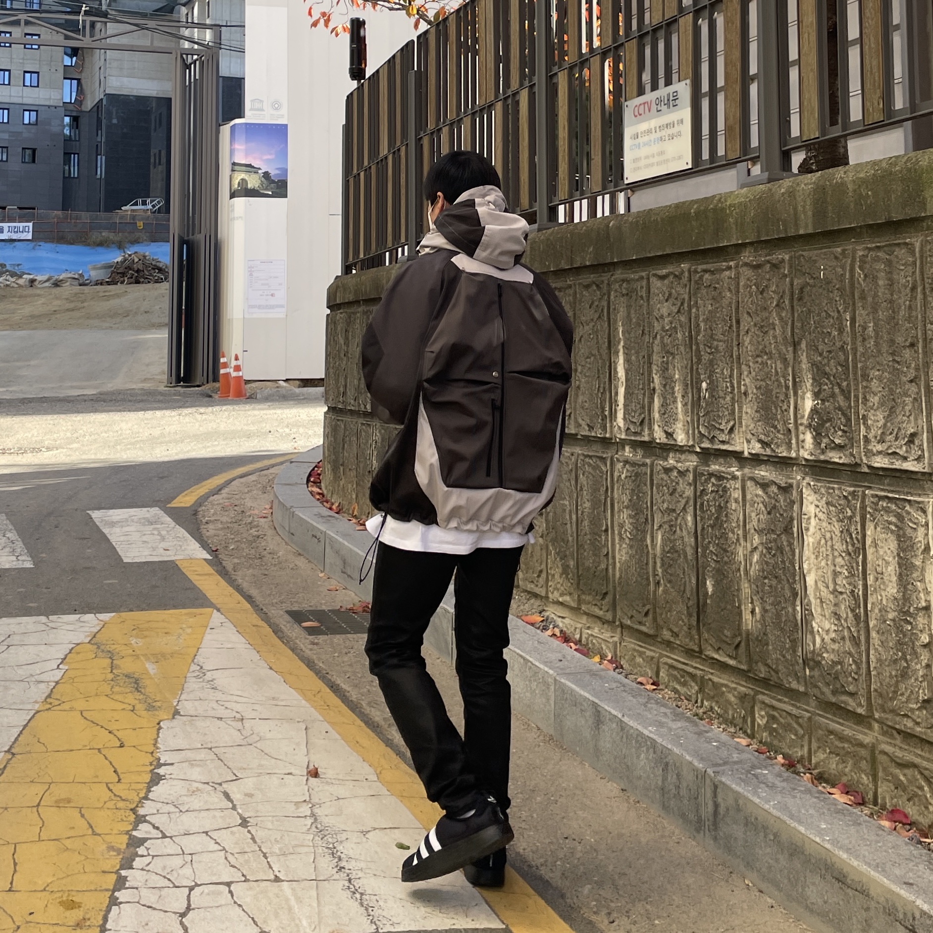 Undermycar Kame Multi Zip Turtle Shell Parka Driftwood - 22FW, Adidas Puffylette Core Black 착용 스타일 - 2