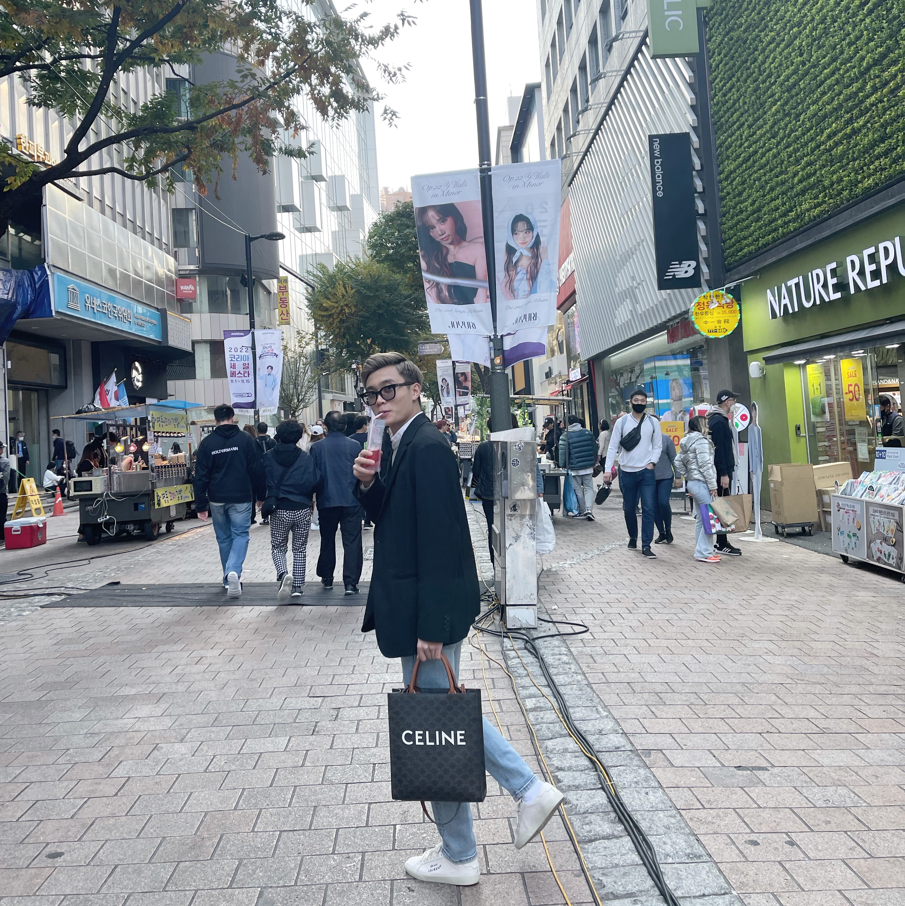 Celine Small Cabas Vertical in Triomphe Canvas Calfskin Tan, Saint Laurent Court Classic SL/06 Embroidered Sneakers in Canvas and Leather Cream 착용 스타일