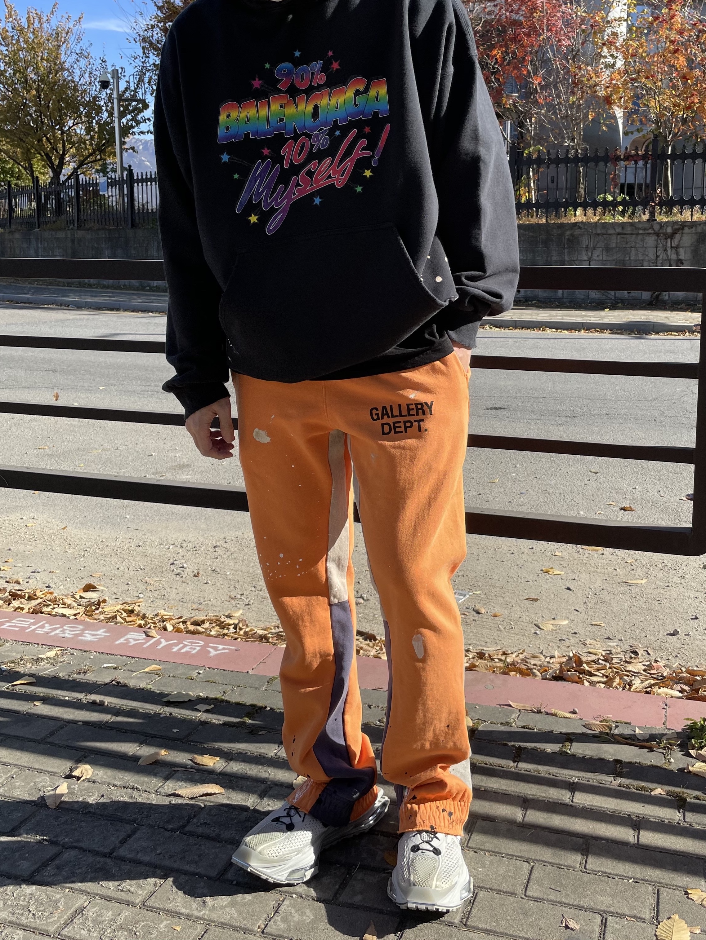 Balenciaga 90/10 Wide Fit Hoodie Black, Gallery Dept. GD Logo Flare Sweatpants Orange 착용 스타일 - 1