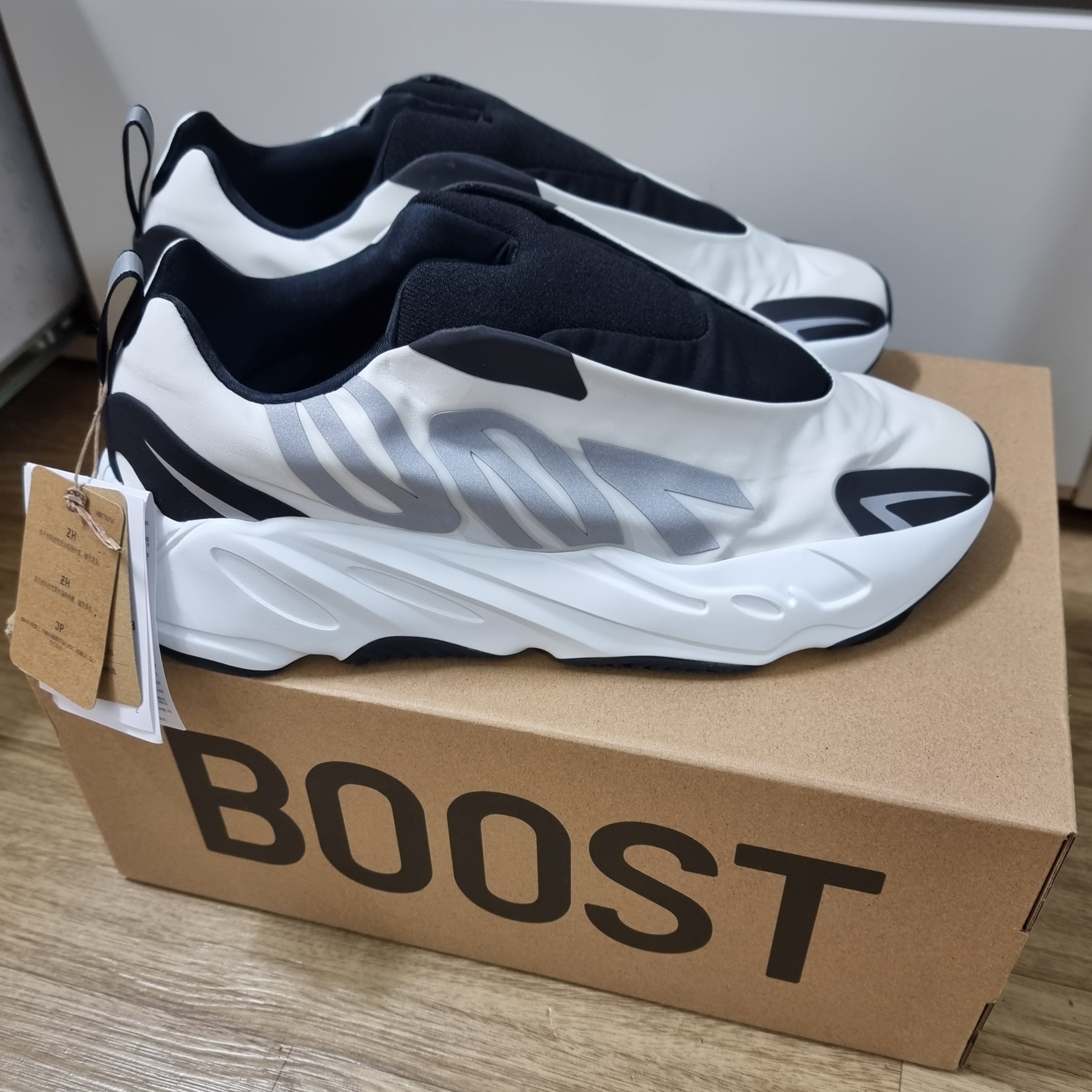 Adidas Yeezy Boost 700 MNVN Analog 착용 스타일