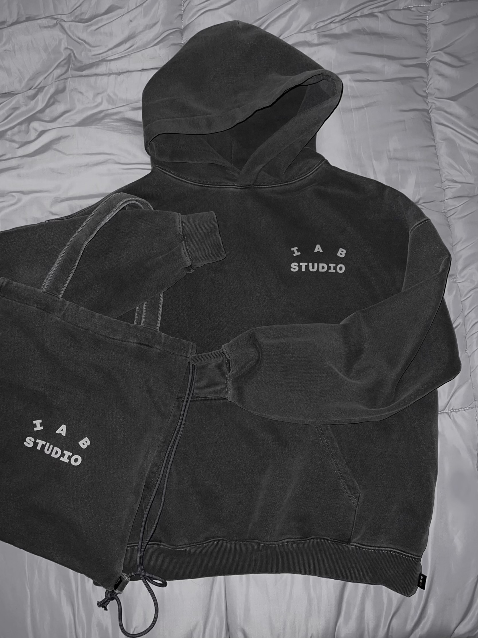 IAB Studio Pigment Hoodie & Sack Black 착용 스타일