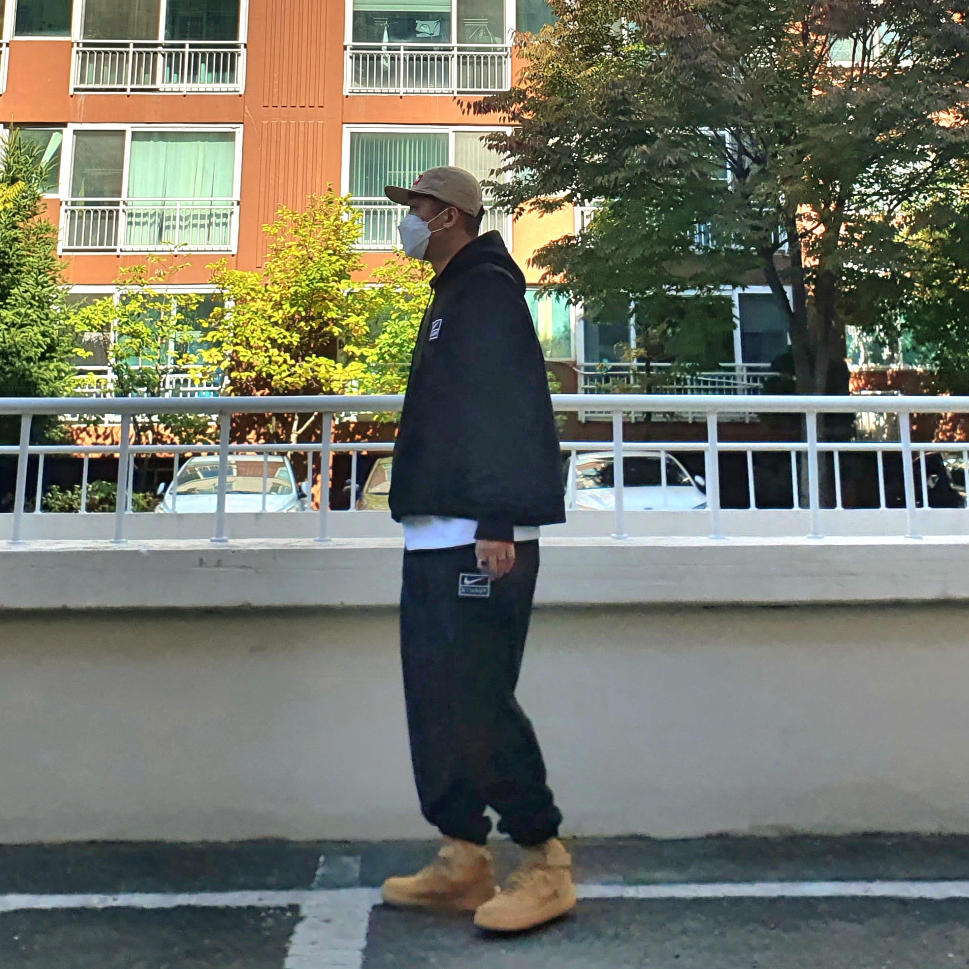 Nike Air Force 1 High Wheat 2015, Nike x Stussy NRG RA Washed Pullover Hoodie Black (DN4028-010) 착용 스타일 - 3