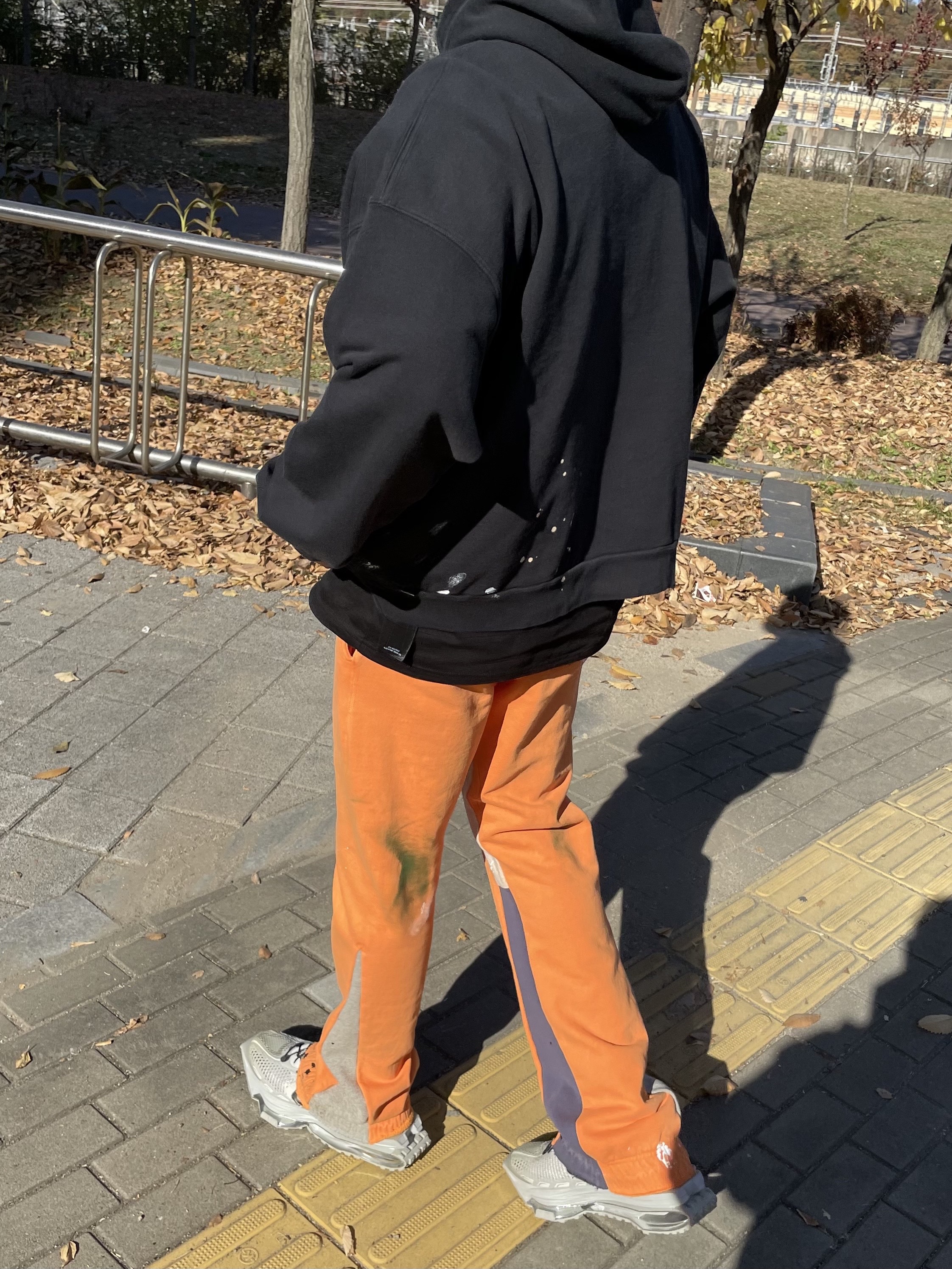 Balenciaga 90/10 Wide Fit Hoodie Black, Gallery Dept. GD Logo Flare Sweatpants Orange 착용 스타일 - 2