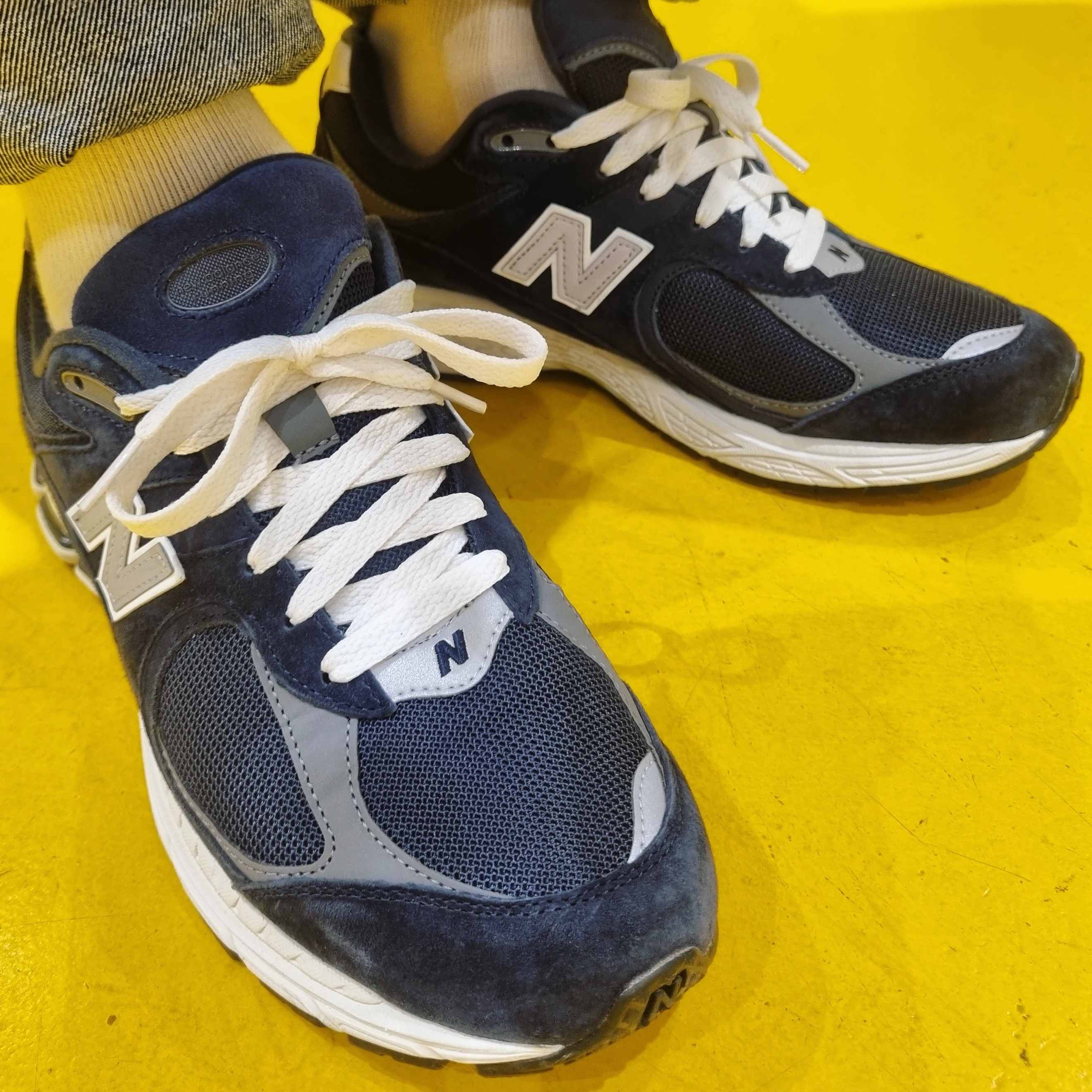 New Balance 2002R Eclipse Castlerock 착용 스타일 - 2