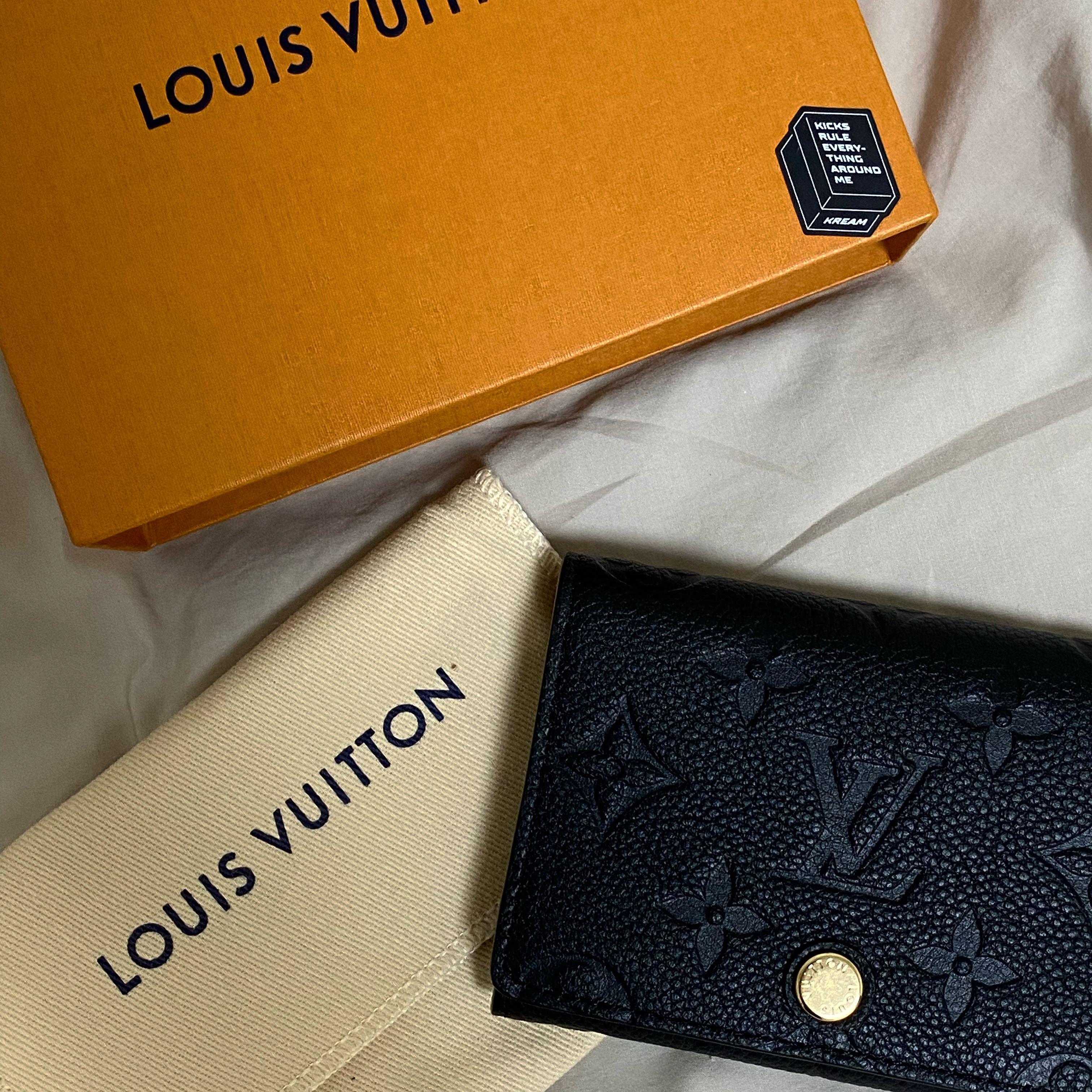 Louis Vuitton Business Card Holder Monogram Embossed Leather Black 착용 스타일 - 3