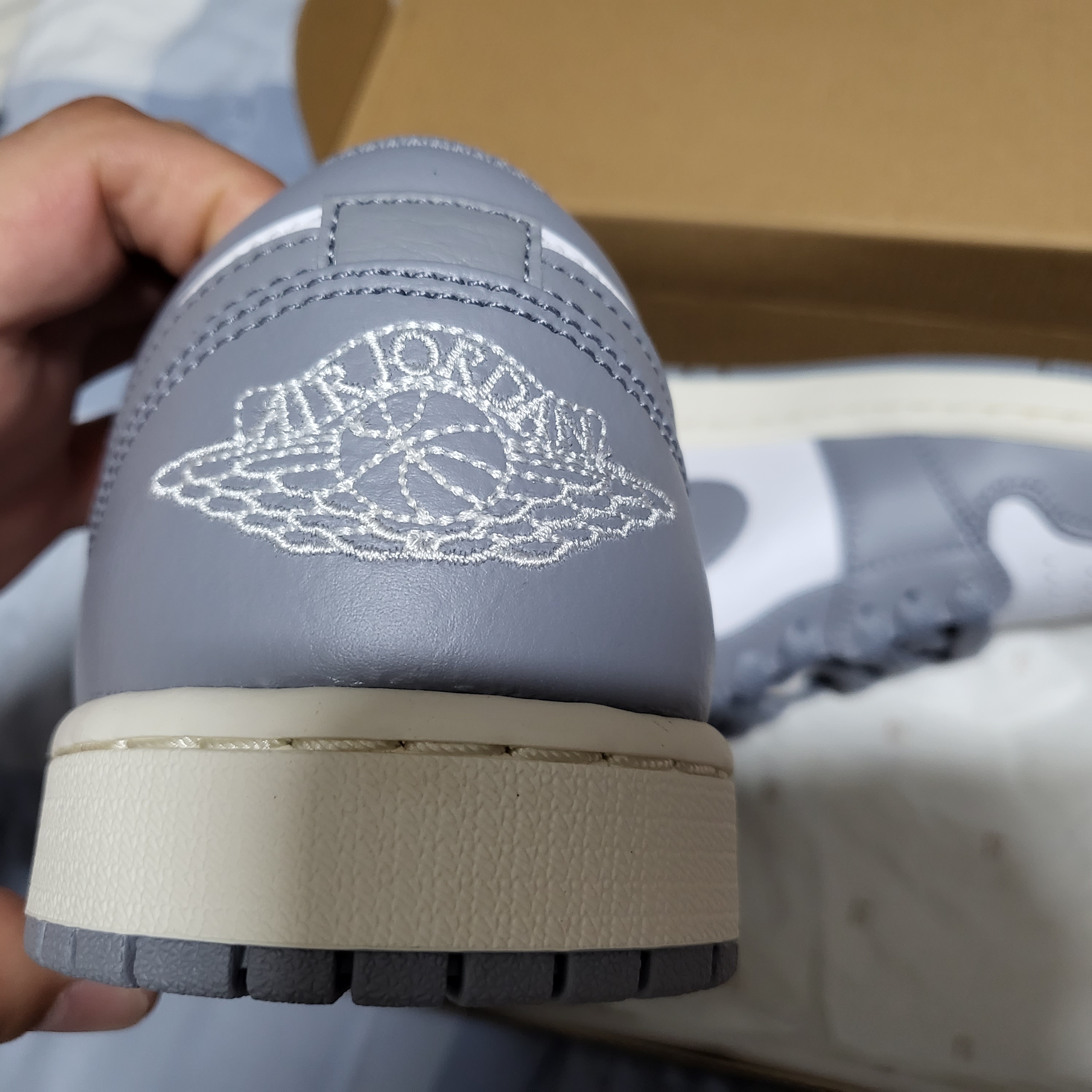 Jordan 1 Low Stealth and White 착용 스타일 - 1