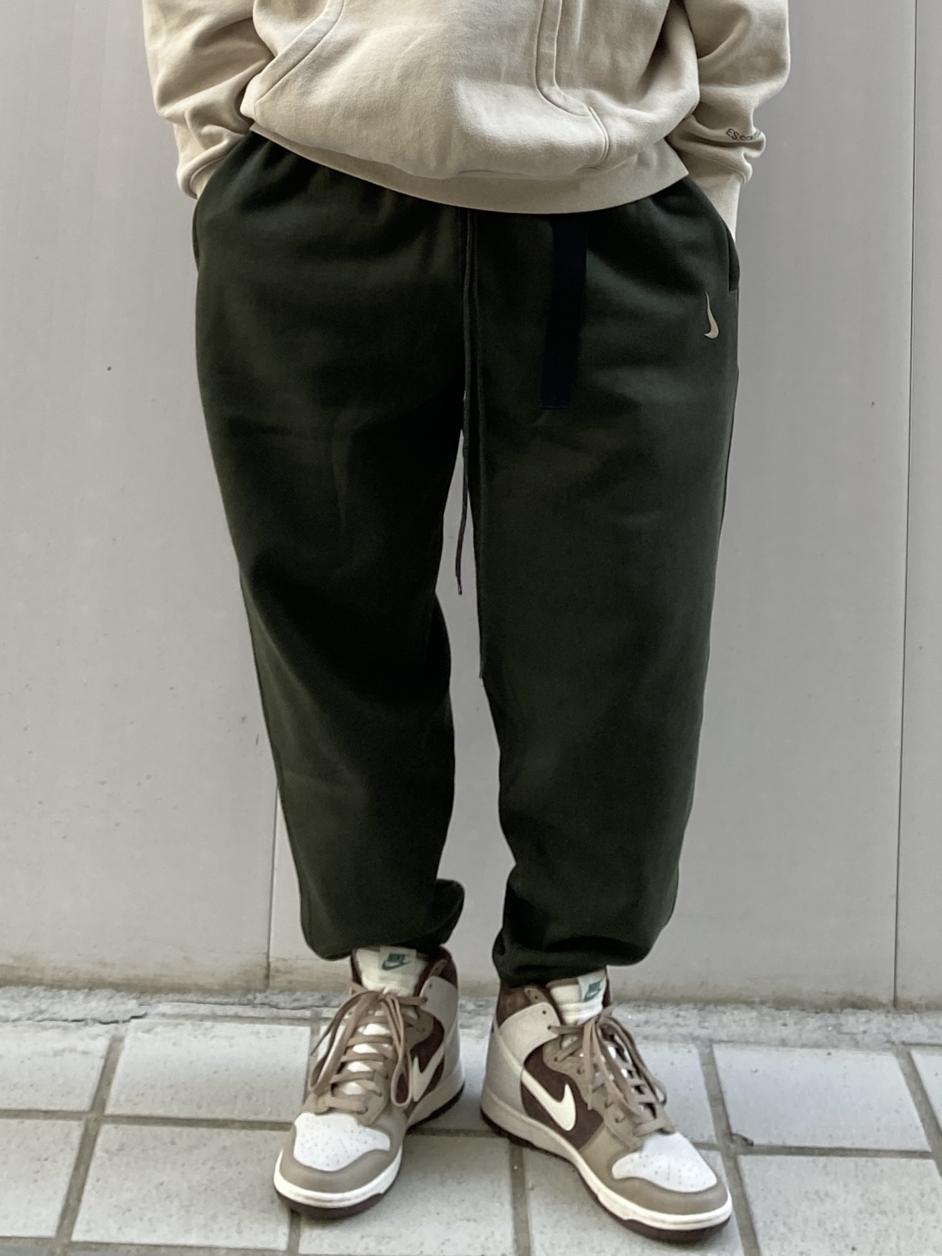 Nike x Billie Eilish NRG Fleece Pants Sequoia - US/EU, Nike x Billie Eilish NRG Fleece Pants Sequoia - Asia 착용 스타일 - 3