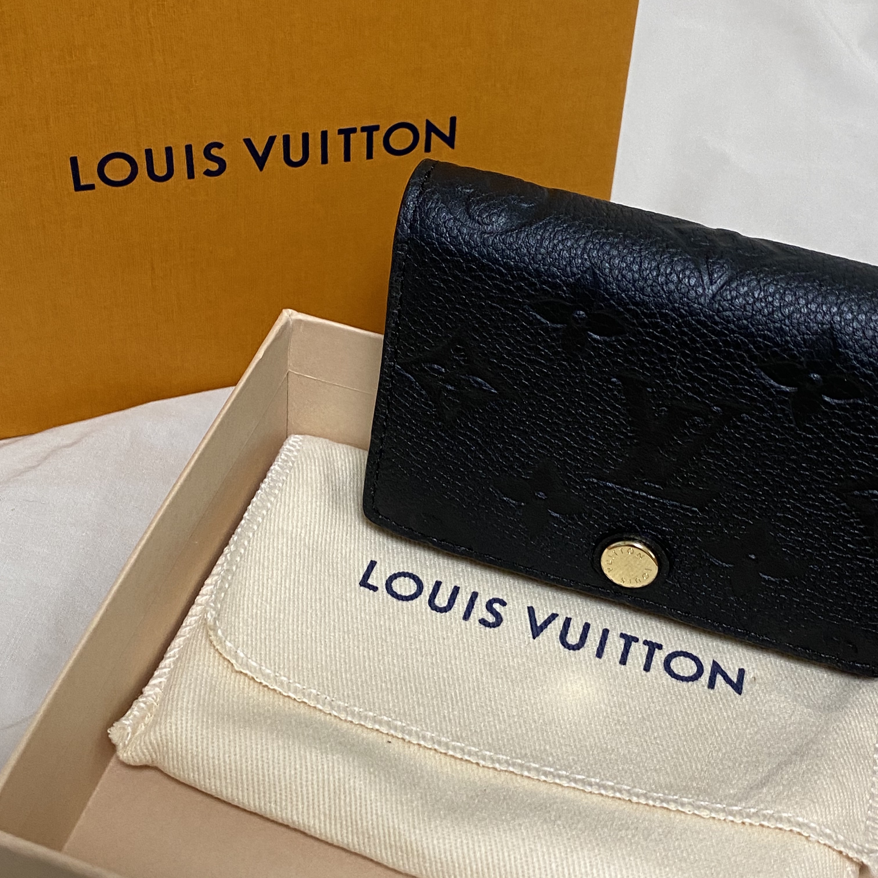 Louis Vuitton Business Card Holder Monogram Embossed Leather Black 착용 스타일 - 2