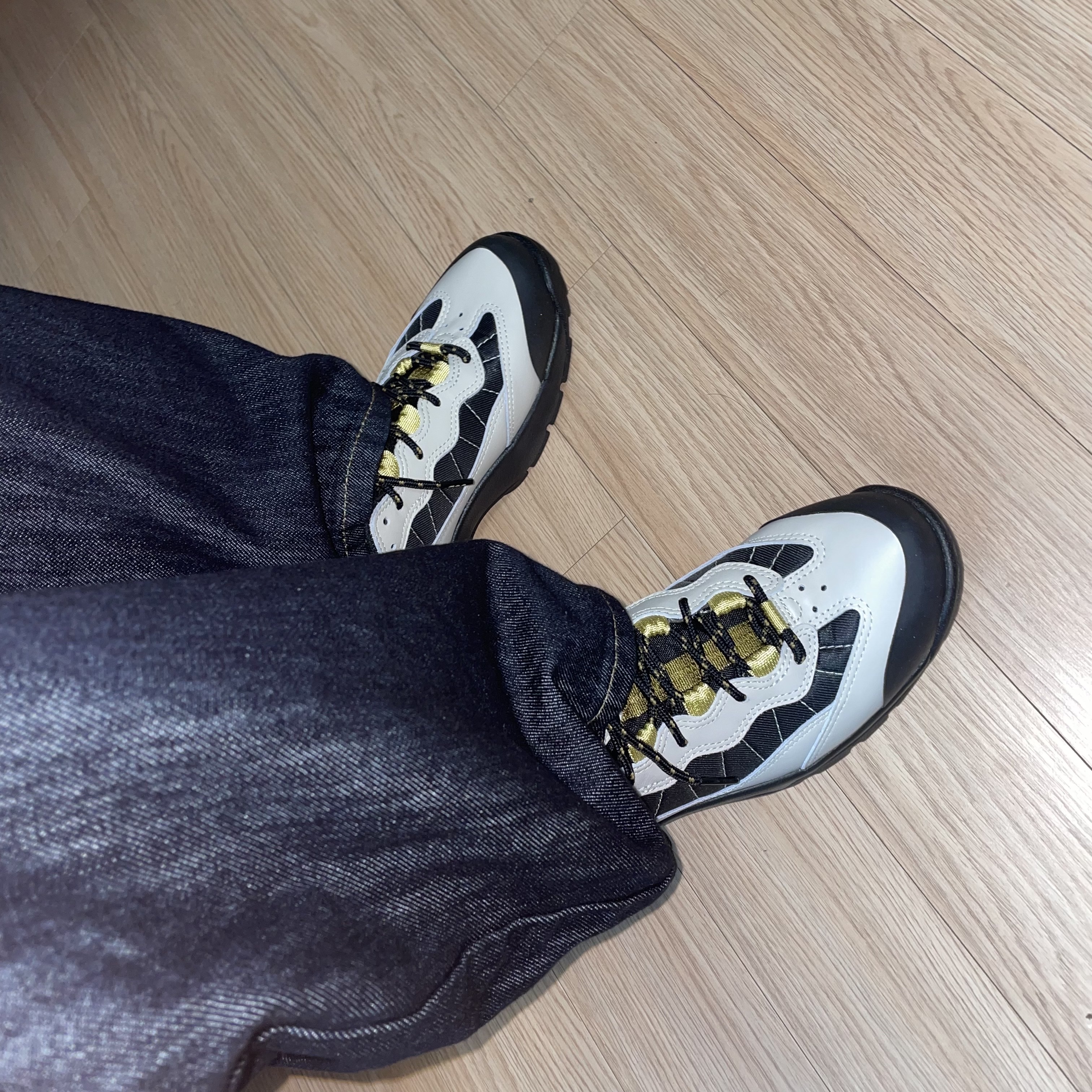 Nike ACG Air Mada Black and Celery Light Bone 착용 스타일