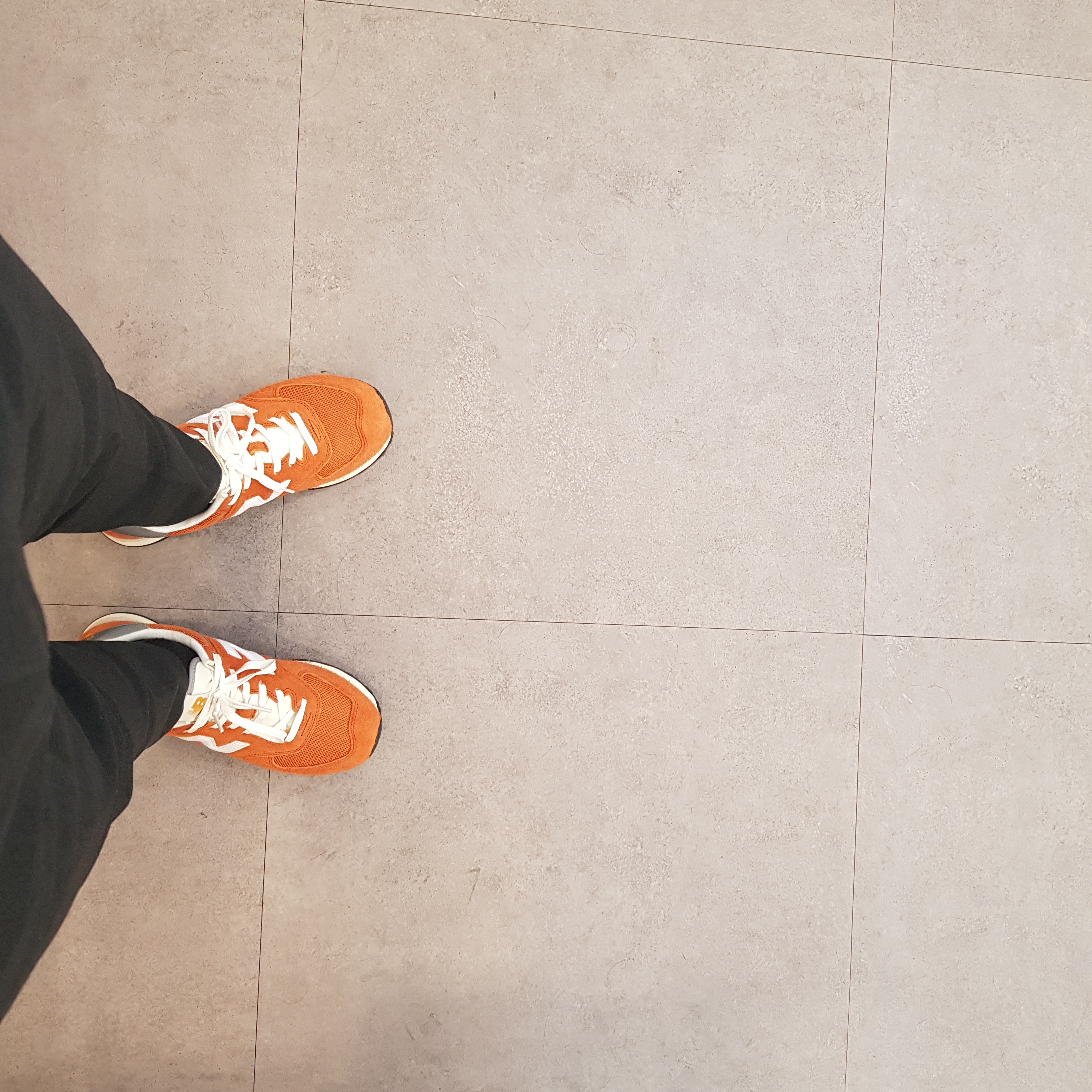New Balance 574 Heritage Orange Burst White 착용 스타일 - 2