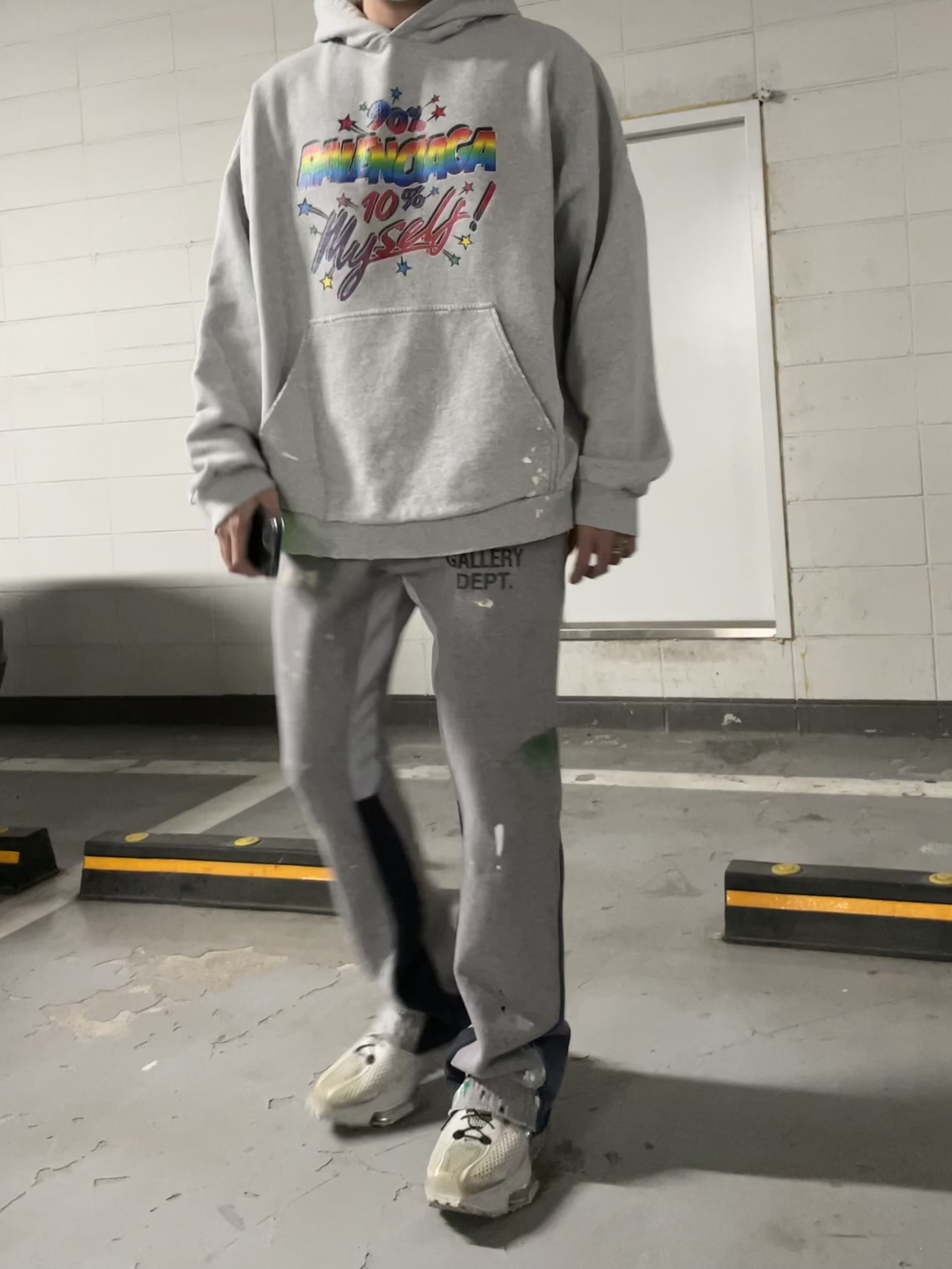 Balenciaga 90/10 Wide Fit Hoodie Grey, Gallery Dept. GD Logo Flare Sweatpants Heather Grey 착용 스타일 - 1