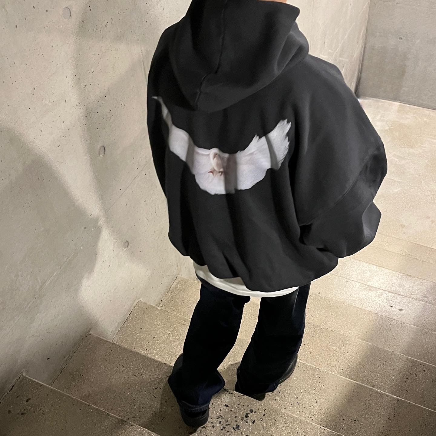 Yeezy Gap Engineered By Balenciaga Dove Hoodie Black 착용 스타일 - 2