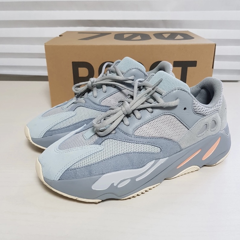 Adidas Yeezy Boost 700 Inertia 착용 스타일 - 1