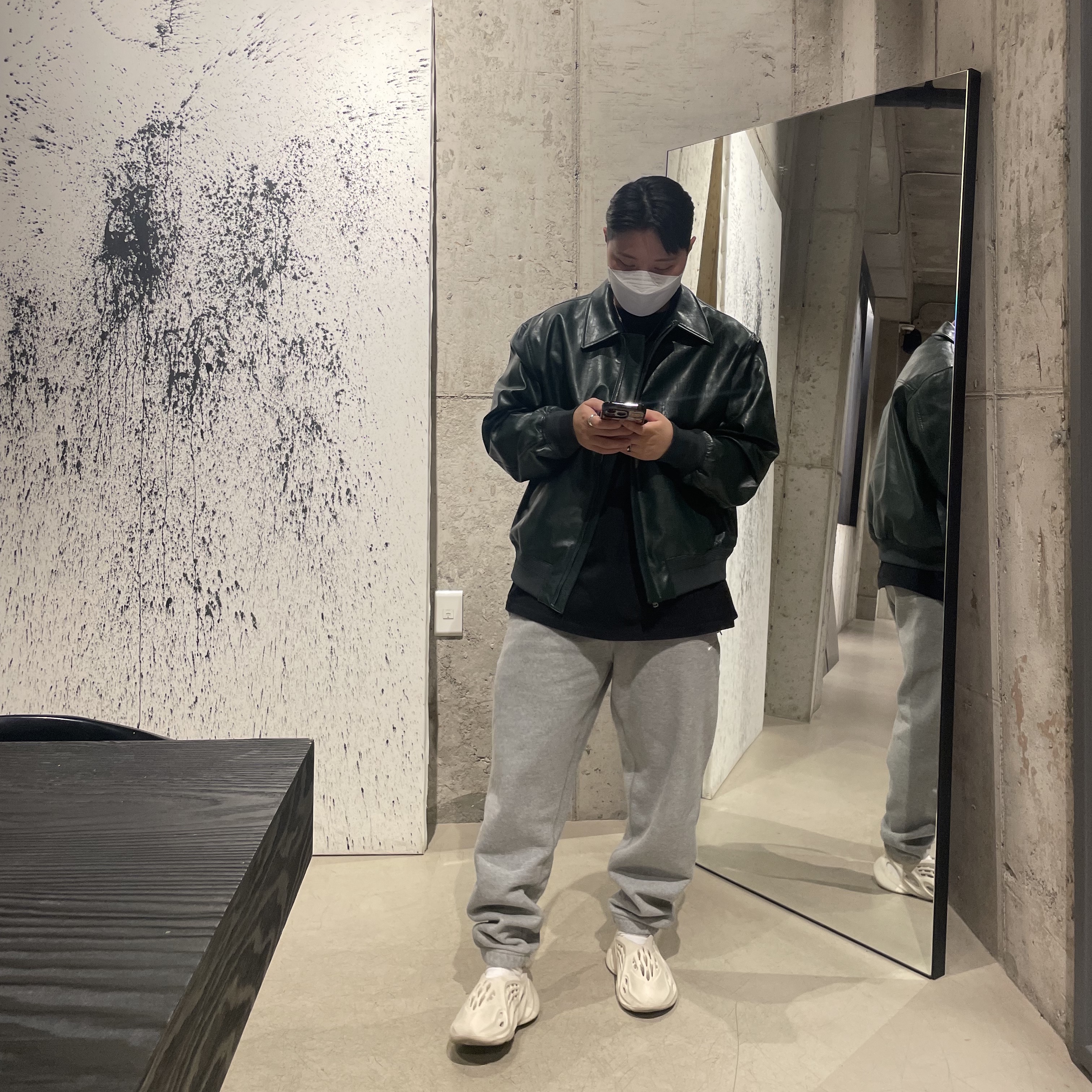 Adidas Yeezy Foam RNNR Sand, Nike NRG Solo Swoosh Fleece Pants Dark Grey Heather - US/EU 착용 스타일
