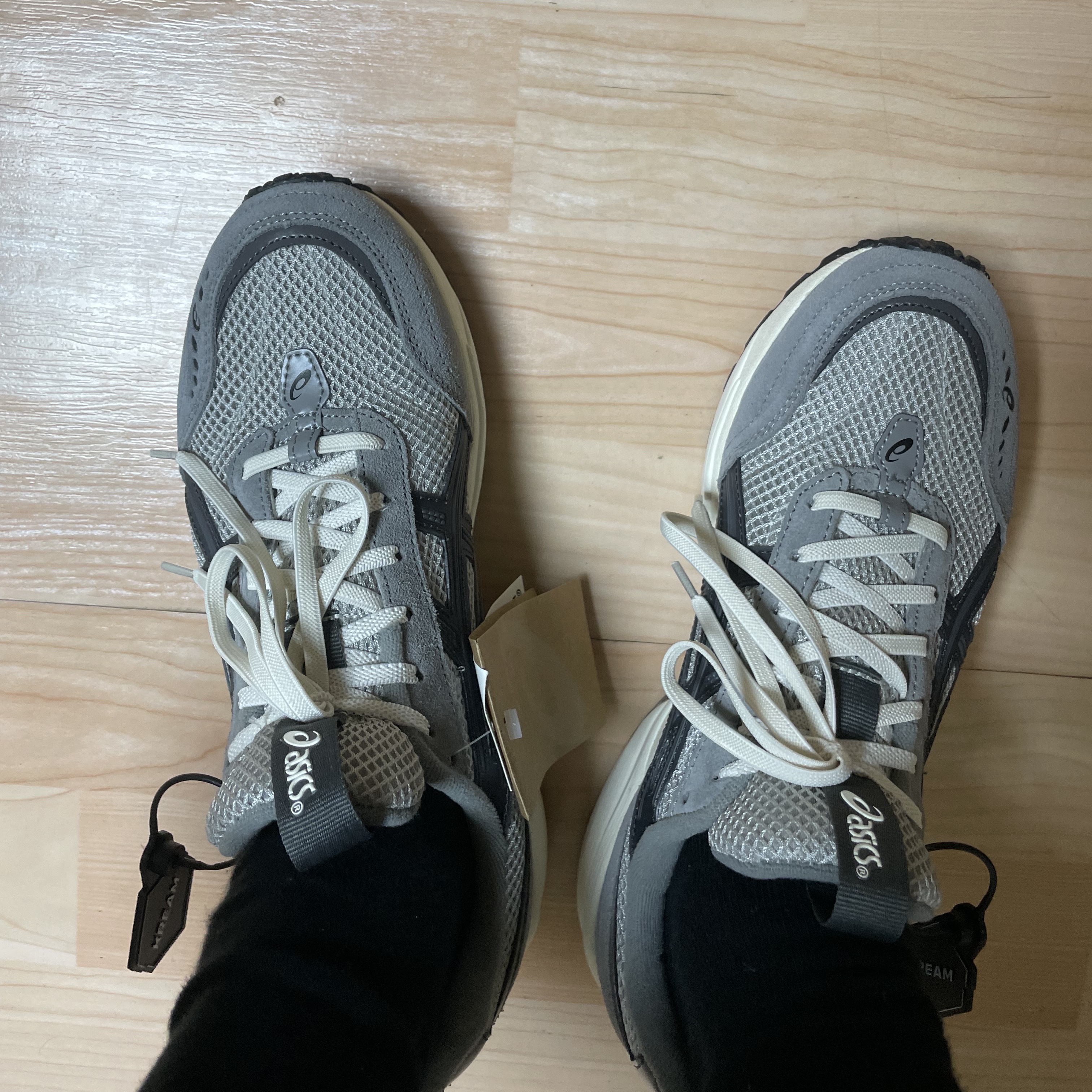 Asics Gel-1090 V2 Oyster Grey 착용 스타일 - 2