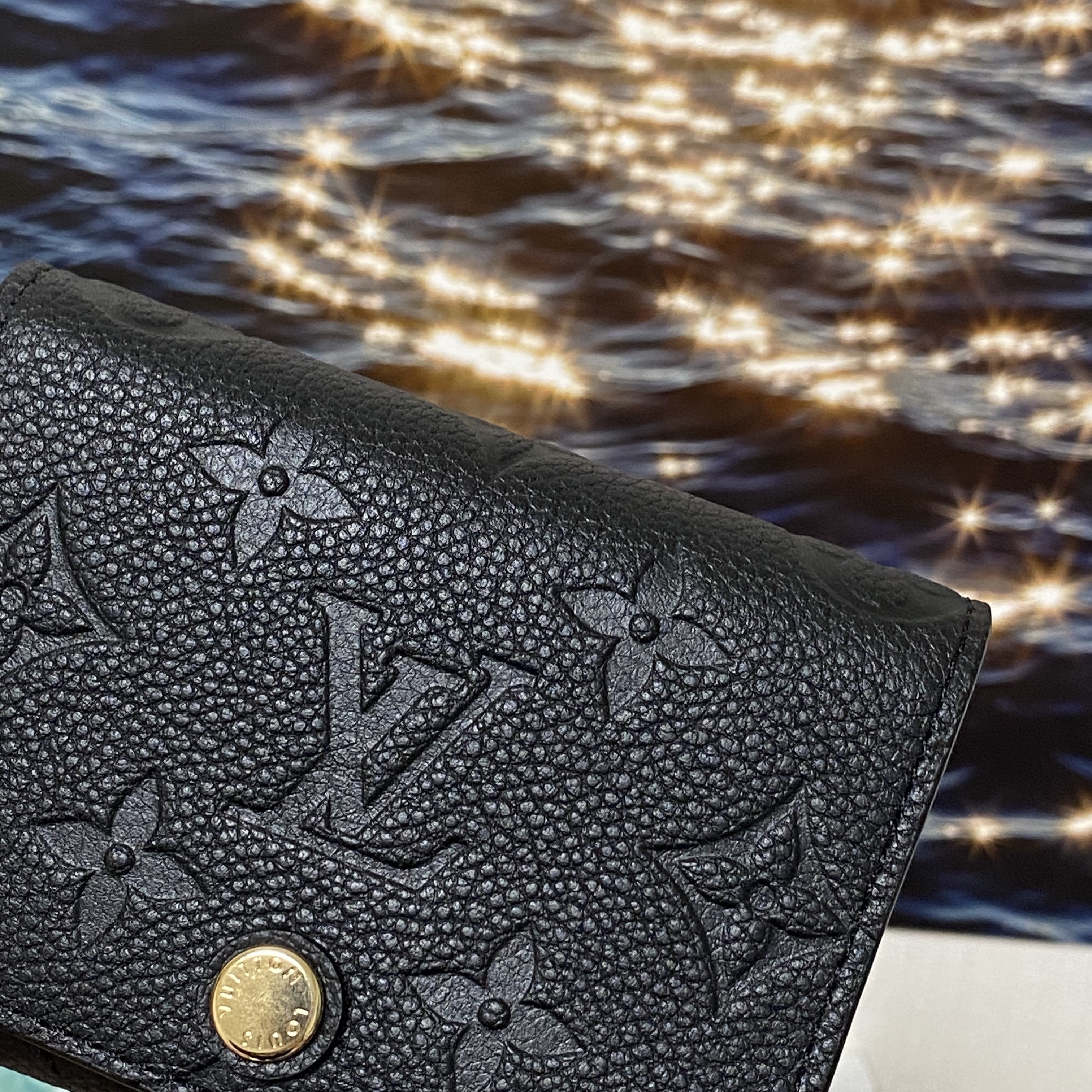 Louis Vuitton Business Card Holder Monogram Embossed Leather Black 착용 스타일 - 4