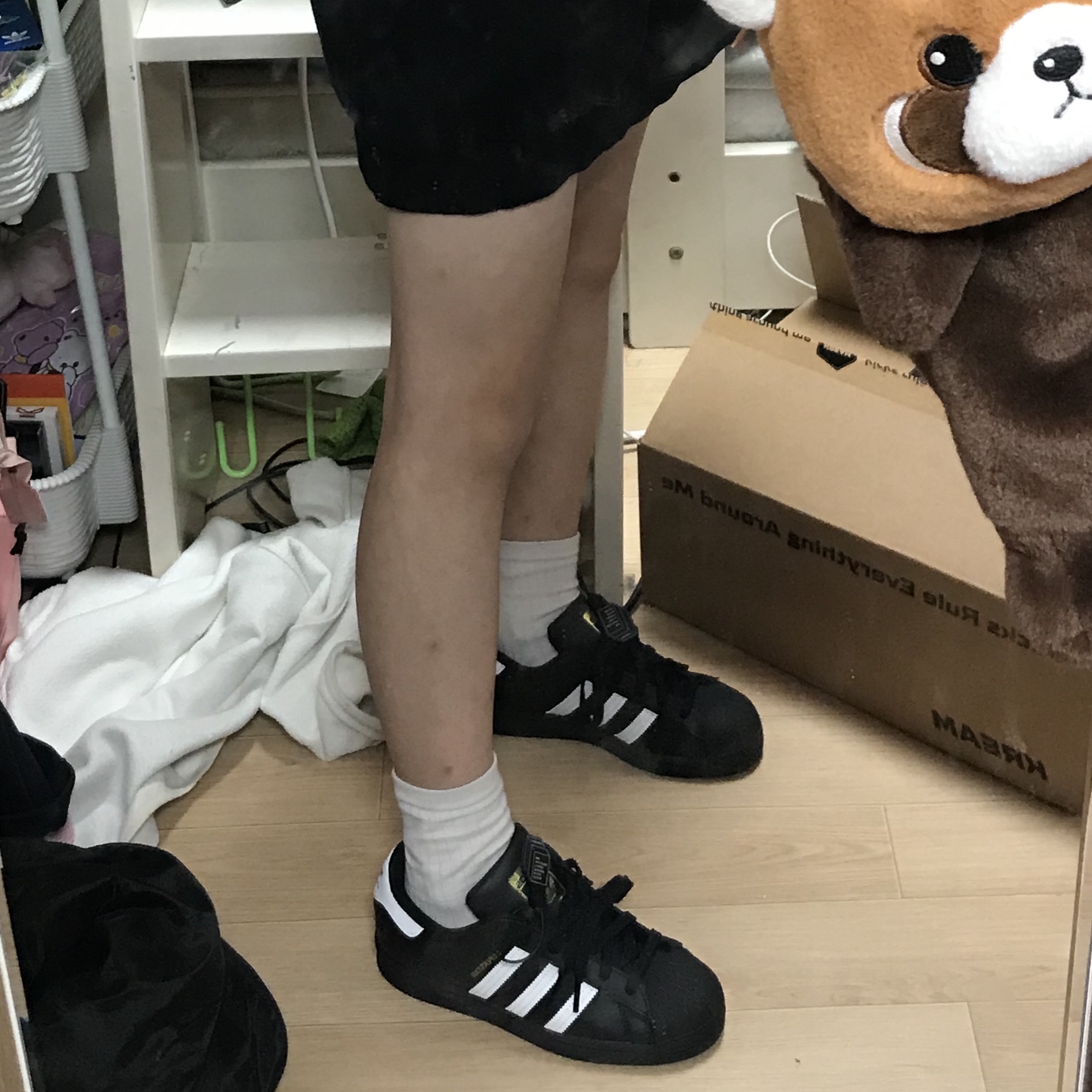Adidas Superstar Core Black White 착용 스타일 - 2