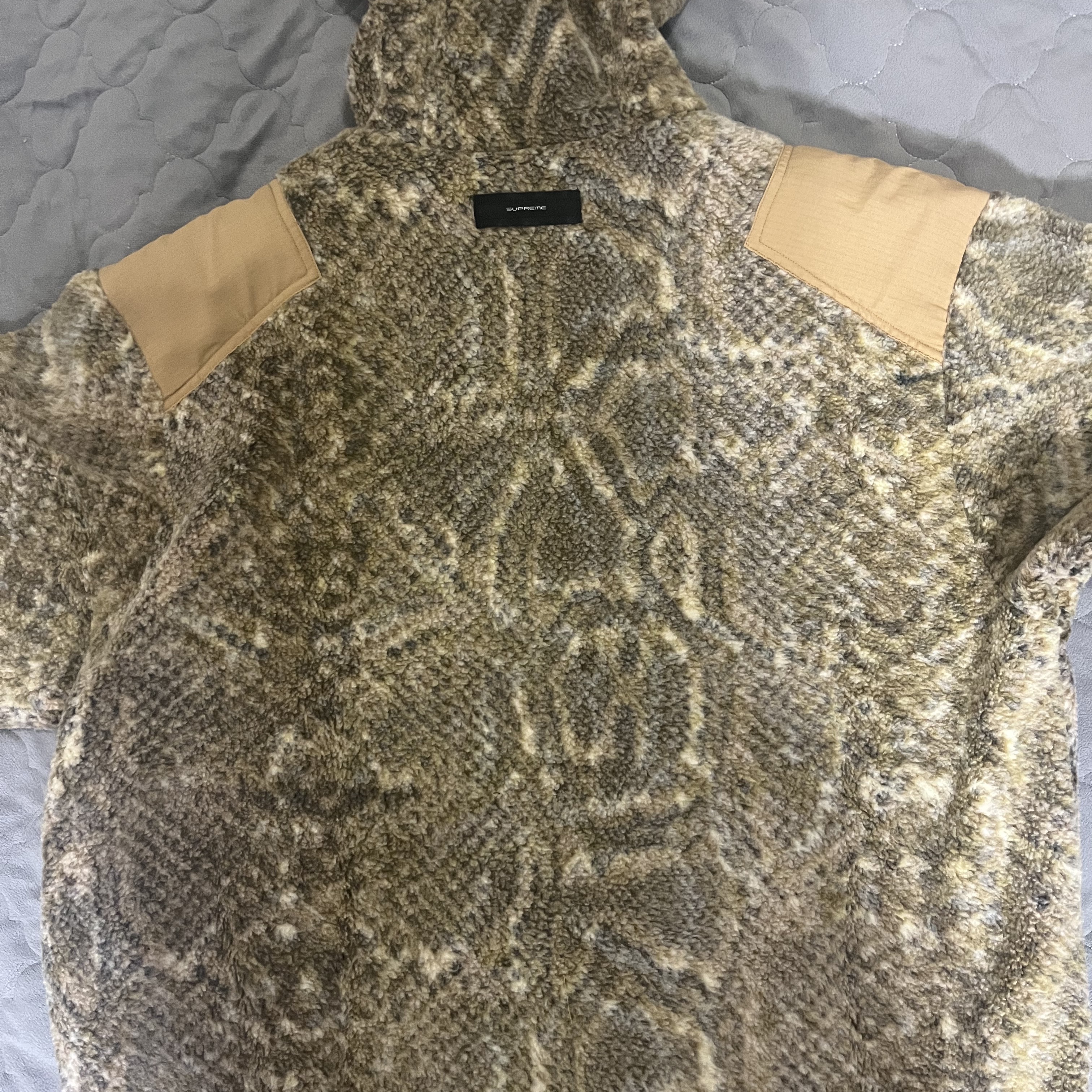 Supreme x Nike ACG Fleece Pullover Gold Snakeskin - 22FW 착용 스타일 - 2