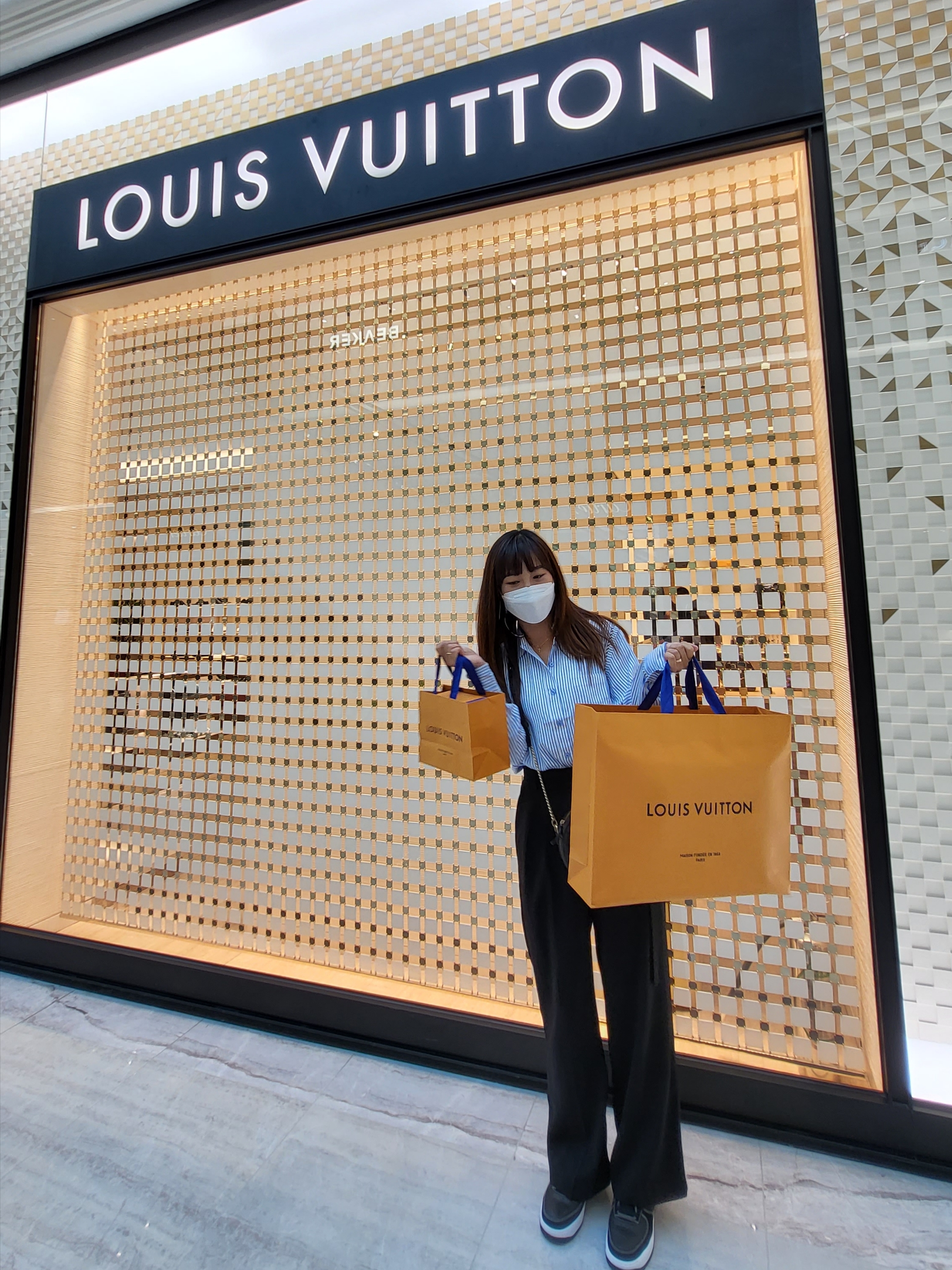 Louis Vuitton Alma BB Monogram, Thom Browne Double Face Melton 4-Bar Stripe Strap Camera Bag Black 착용 스타일 - 1
