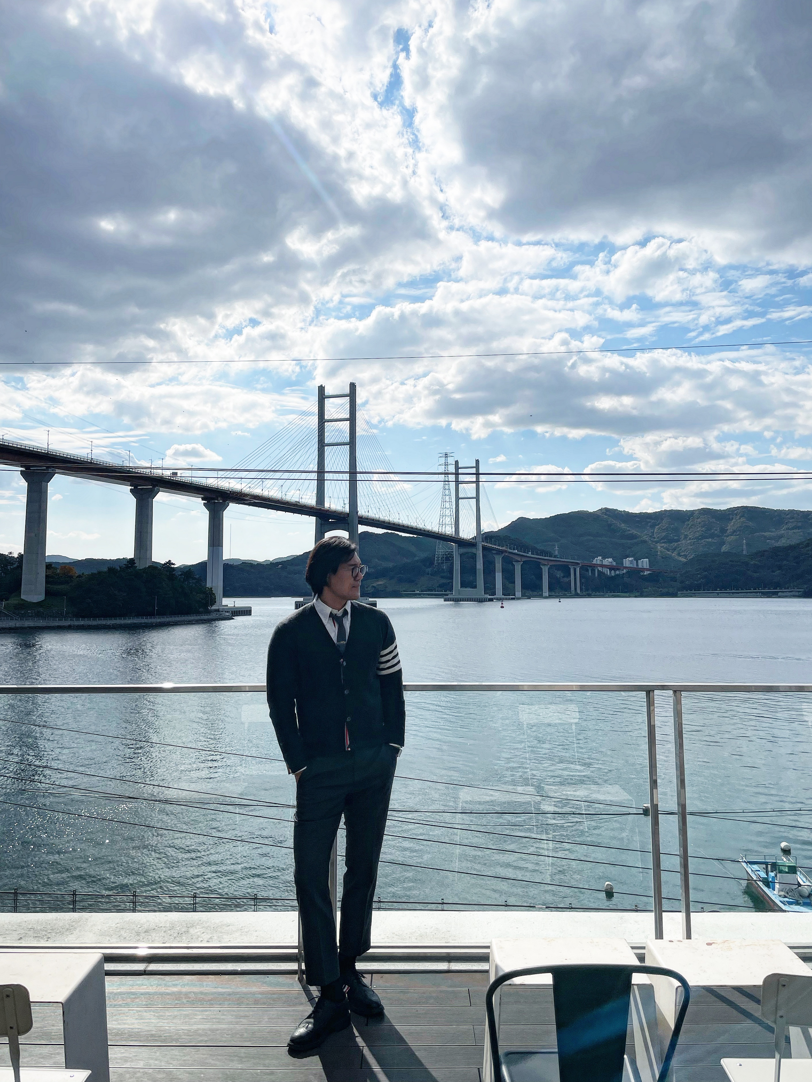 Thom Browne Grosgrain Stripe Tie Navy, Thom Browne Pebble Grain Leather Leather Sole Longwing Brogue Black 착용 스타일