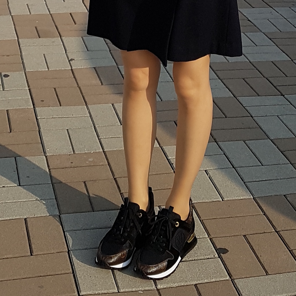 (W) Louis Vuitton Run Away Sneakers Monogram Black 착용 스타일 - 2