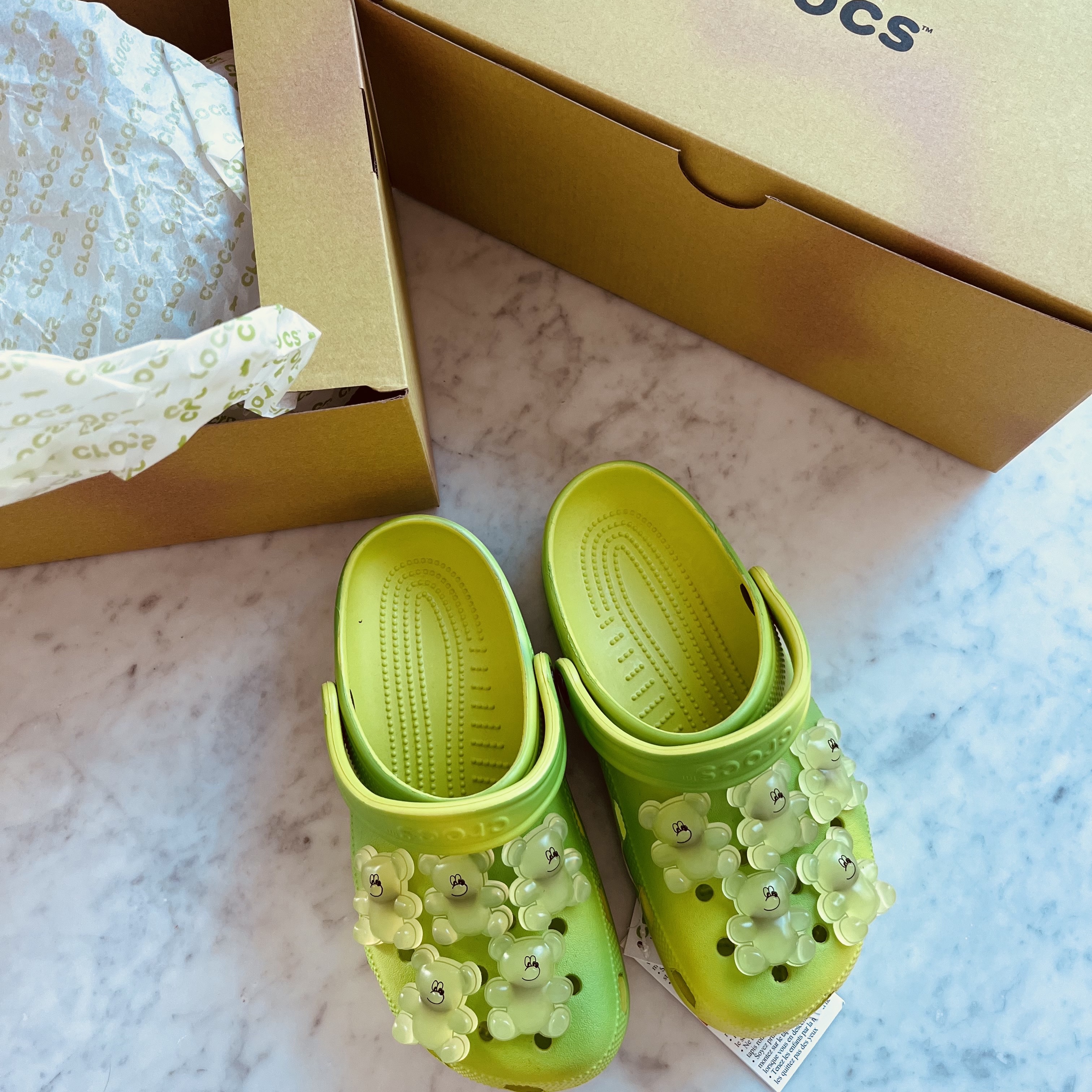 Crocs x Lazy Oaf Classic Clog Frosted Alien Green 착용 스타일