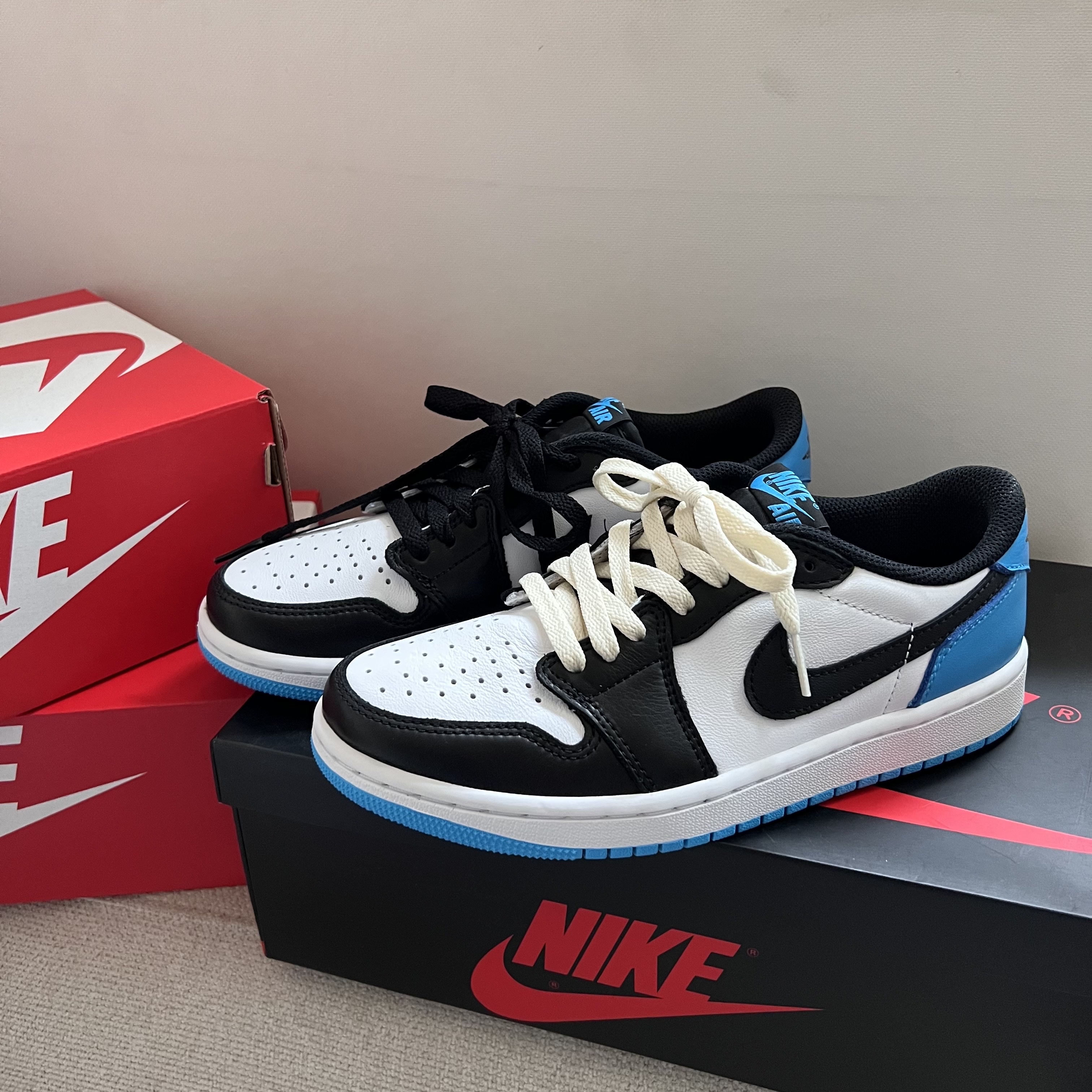 Jordan 1 Retro Low OG Black and Dark Powder Blue, Jordan x A Ma Maniere All Over Print Fleece Hoodie Obsidian Mist - Asia 착용 스타일 - 3