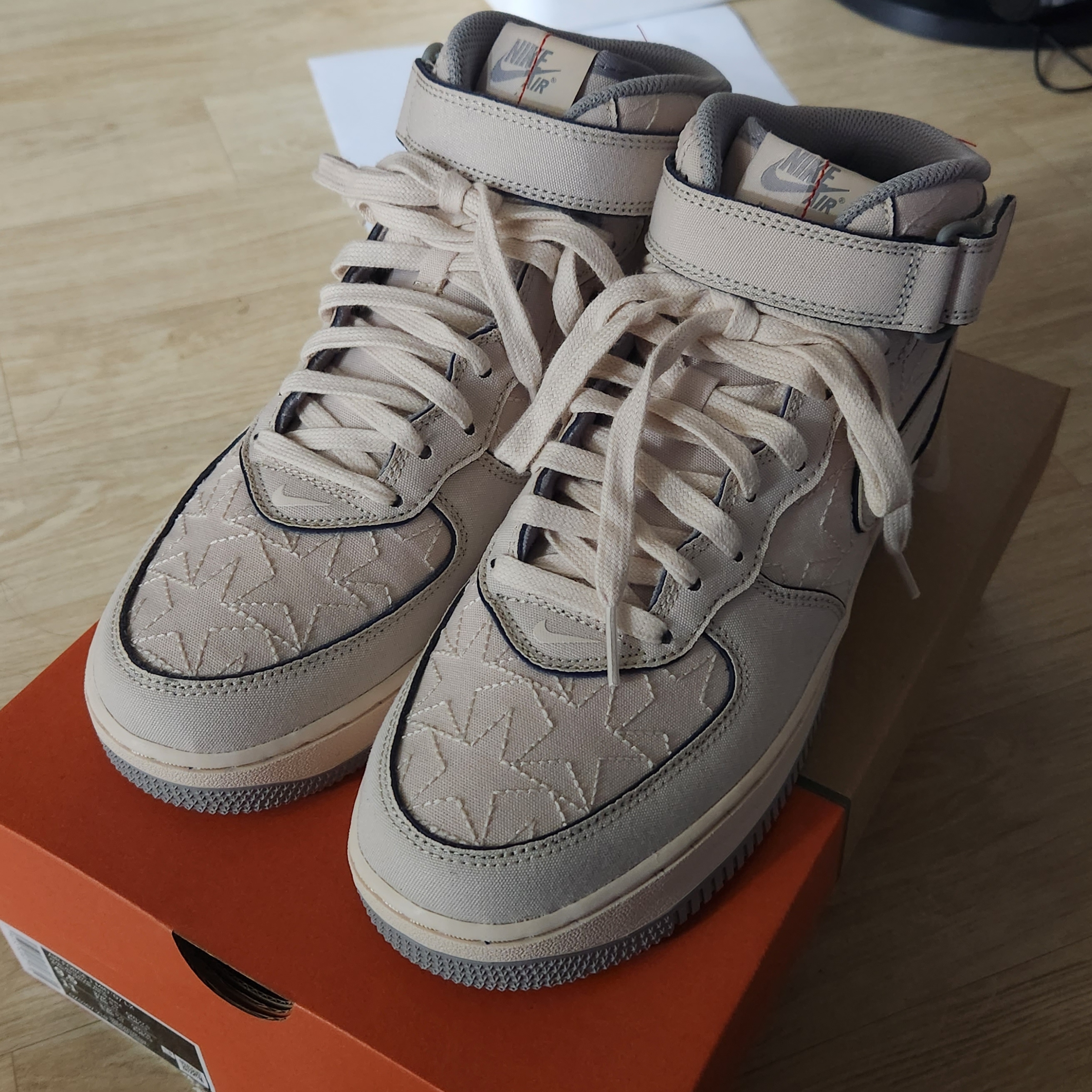 Nike Air Force 1 Mid '07 Pearl White 착용 스타일