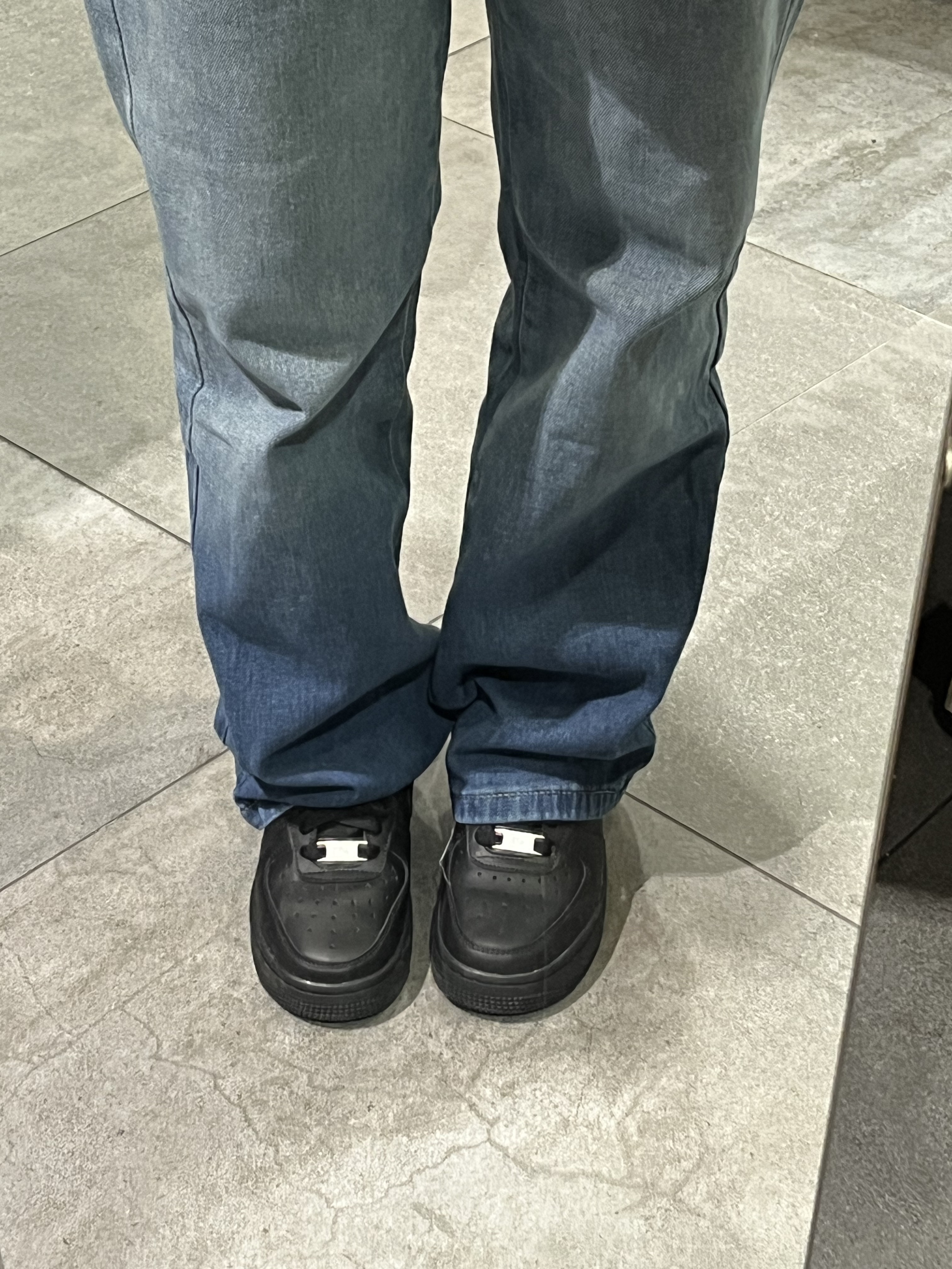 (W) Nike Air Force 1 '07 Low Triple Black 착용 스타일 - 4