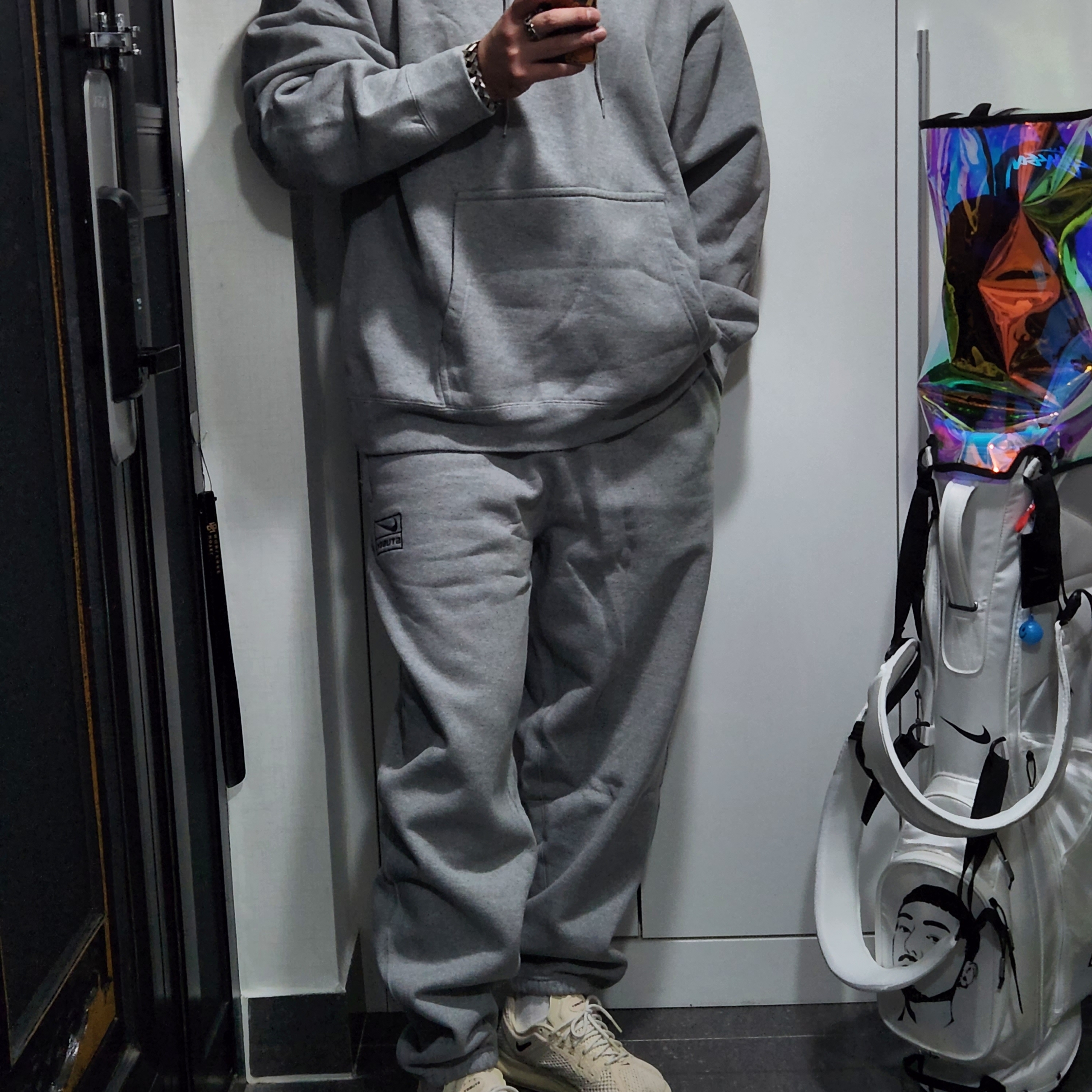 Nike x Stussy NRG RA Pullover Hoodie Dark Grey Heather (DJ9488-063), Nike x Stussy NRG RA Fleece Pants Dark Grey Heather (DJ9490-063) 착용 스타일