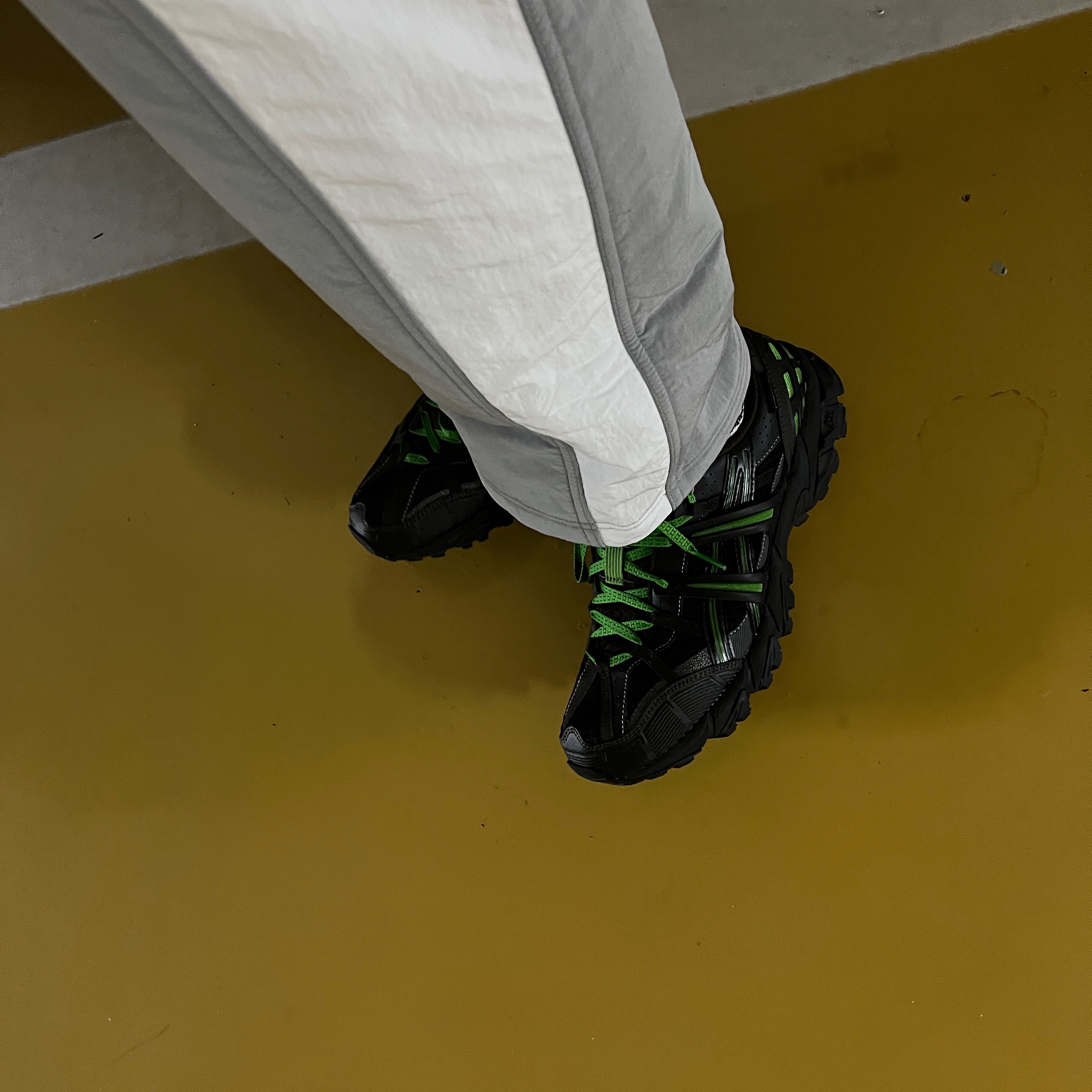 Asics x Andersson Bell Gel-Sonoma 15-50 Black Green, Andersson Bell x Asics Track Pants Grey 착용 스타일 - 1