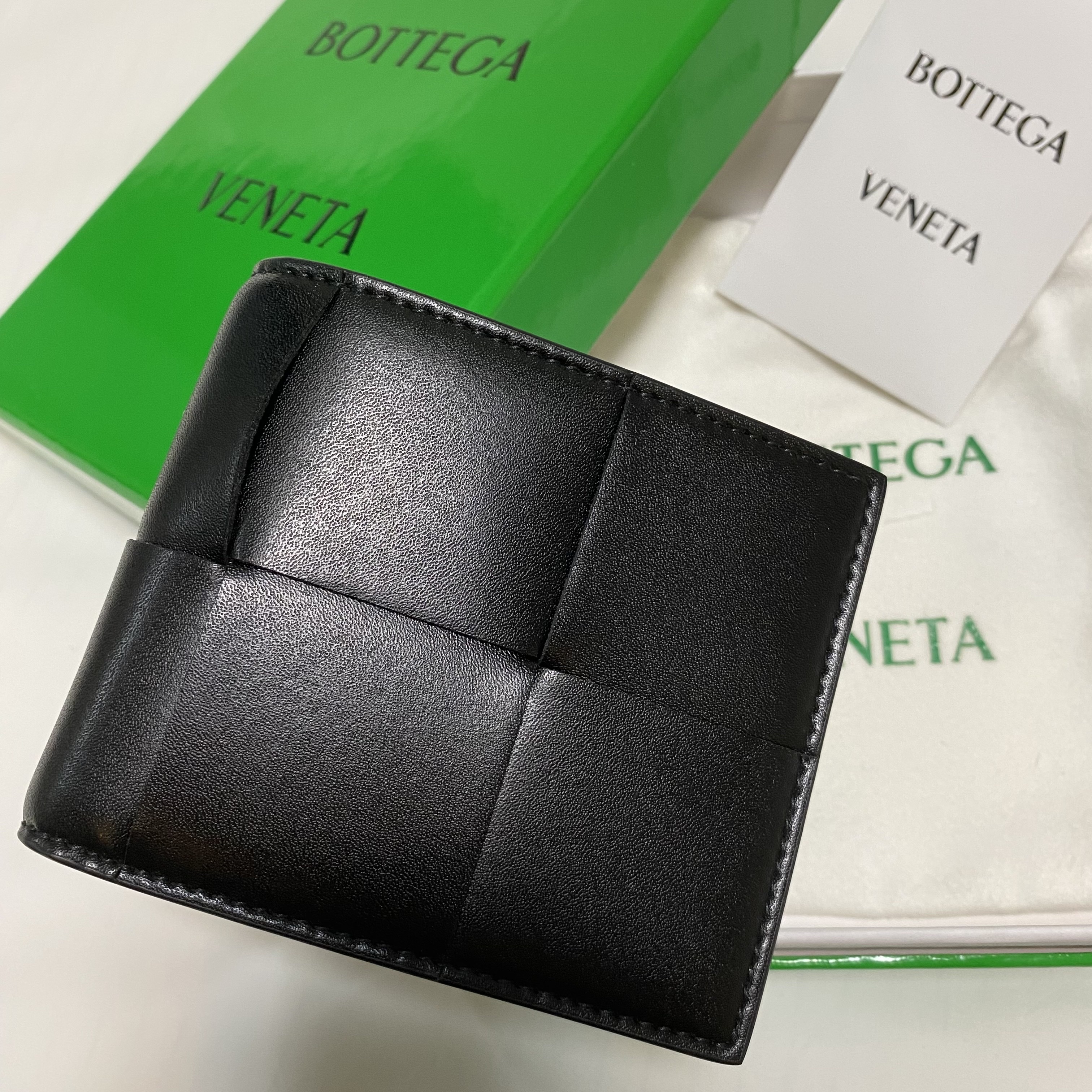 Bottega Veneta Bi-Fold Wallet Black 착용 스타일