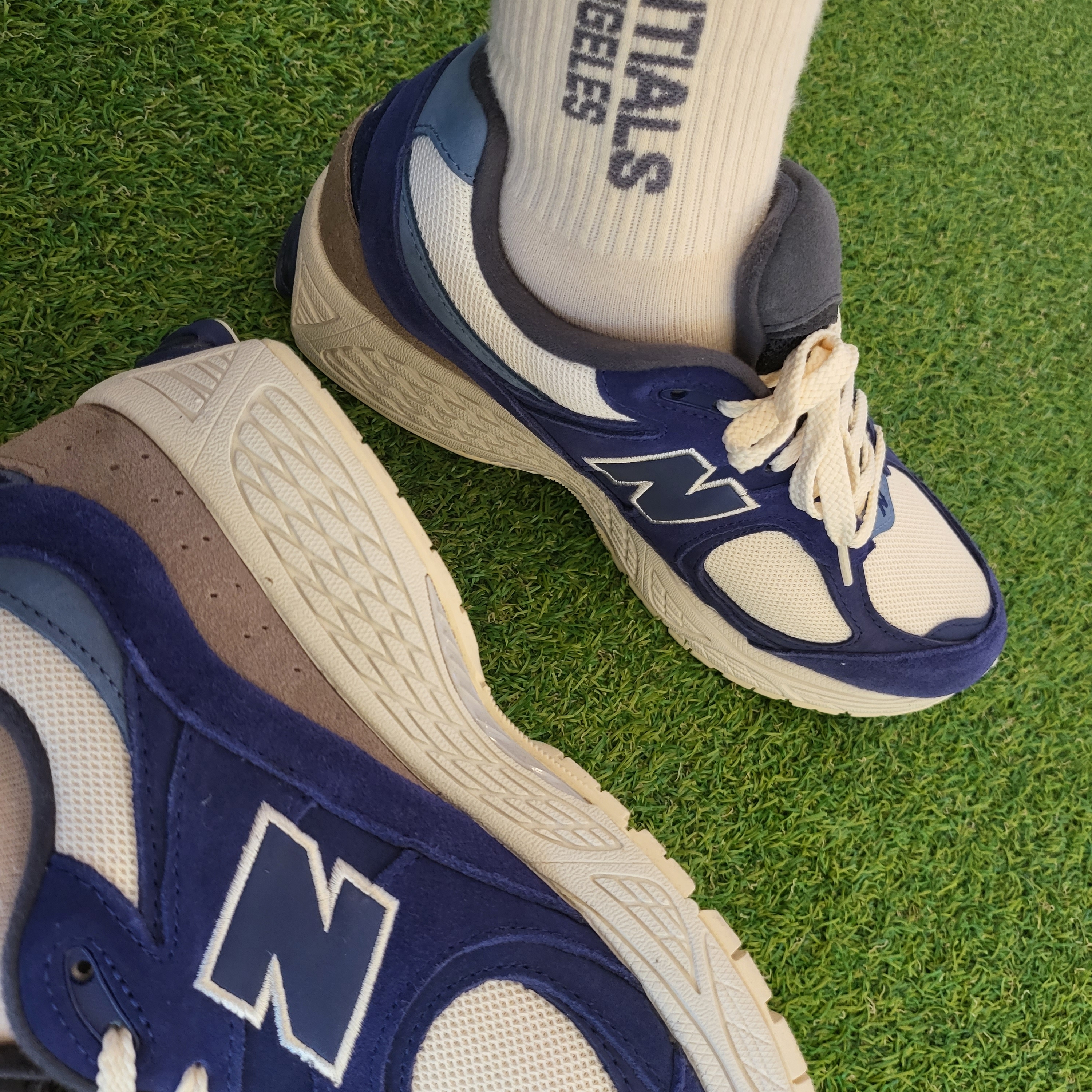 New Balance 2002R Light Cream Purple 착용 스타일 - 3