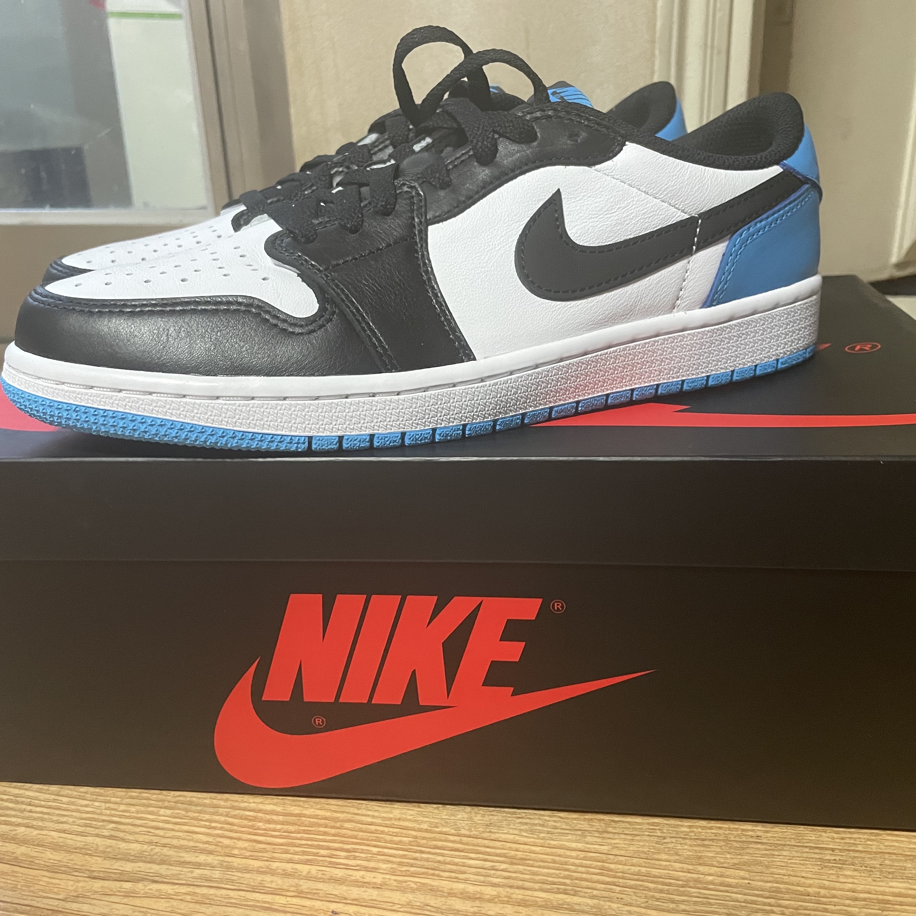 Jordan 1 Retro Low OG Black and Dark Powder Blue 착용 스타일