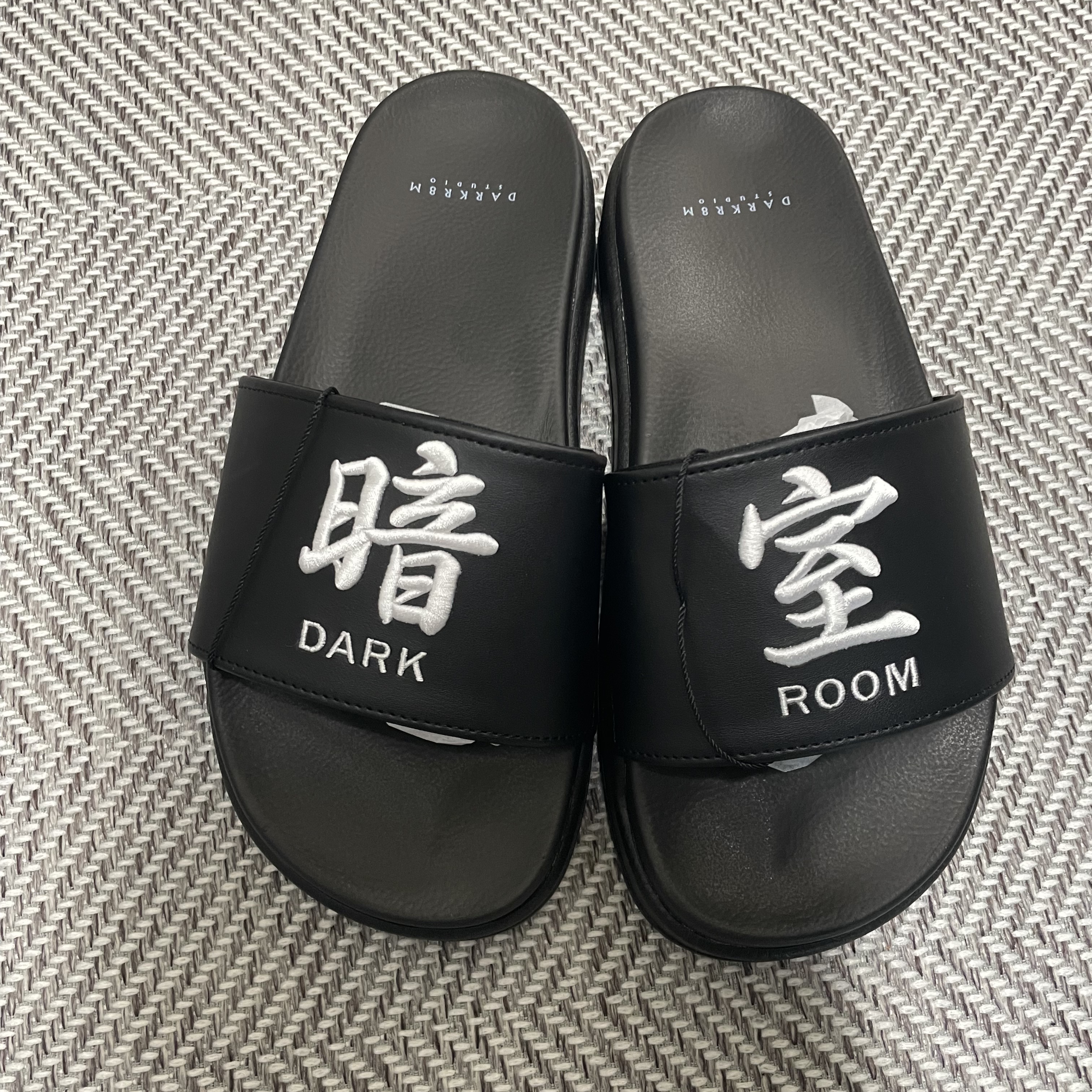 Darkr8m Studio Slides Black 착용 스타일 - 1