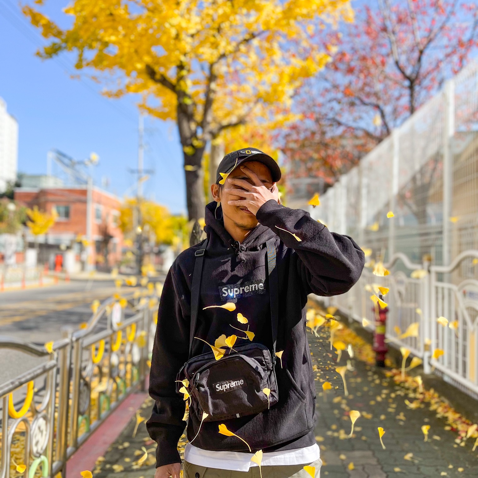 Supreme Swarovski Box Logo Hooded Sweatshirt Black - 19SS, Supreme Shoulder Bag Black - 19SS 착용 스타일