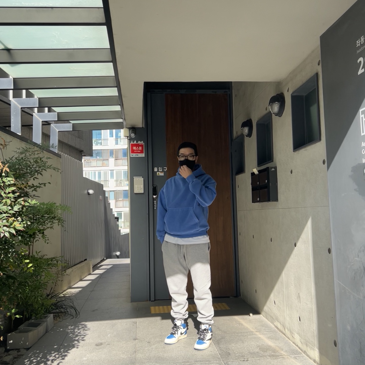 Jordan 1 x Travis Scott x Fragment Retro High OG SP Military Blue, IAB Studio Pigment Hoodie Royal Blue - 22FW 착용 스타일