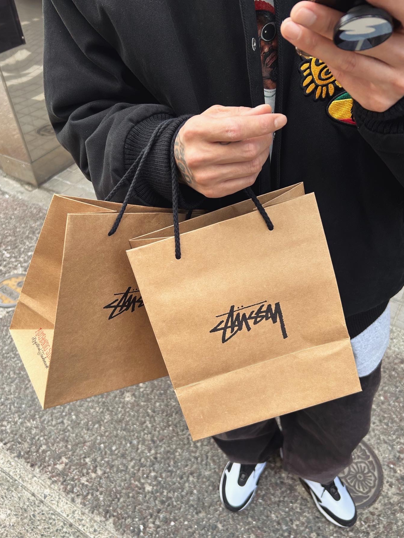 Stussy Souvenir Stadium Bomber Black, Nike x Comme des Garcons Homme Plus Air Max Sunder SP White Black 착용 스타일 - 2