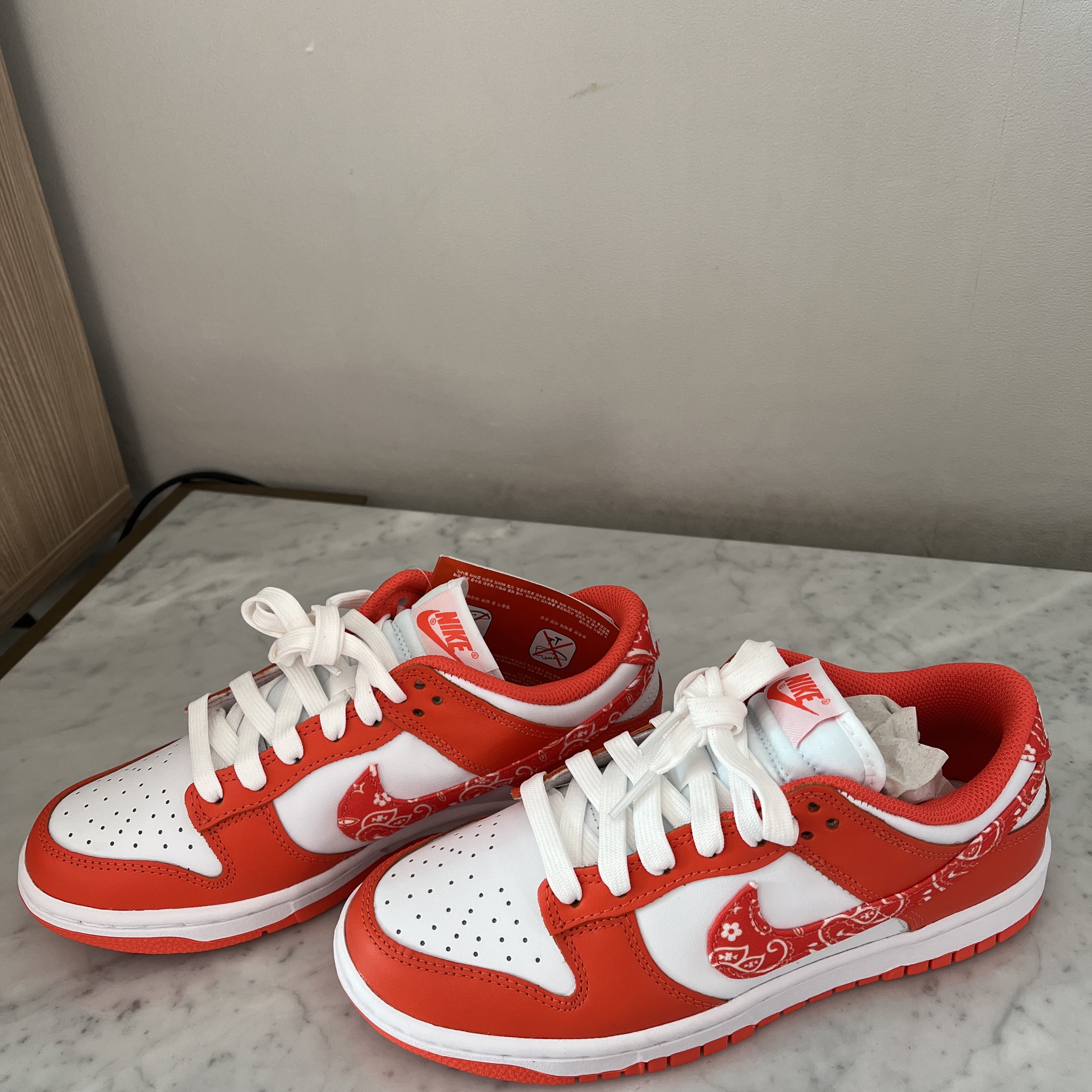(W) Nike Dunk Low Essential Orange Paisley 착용 스타일 - 2