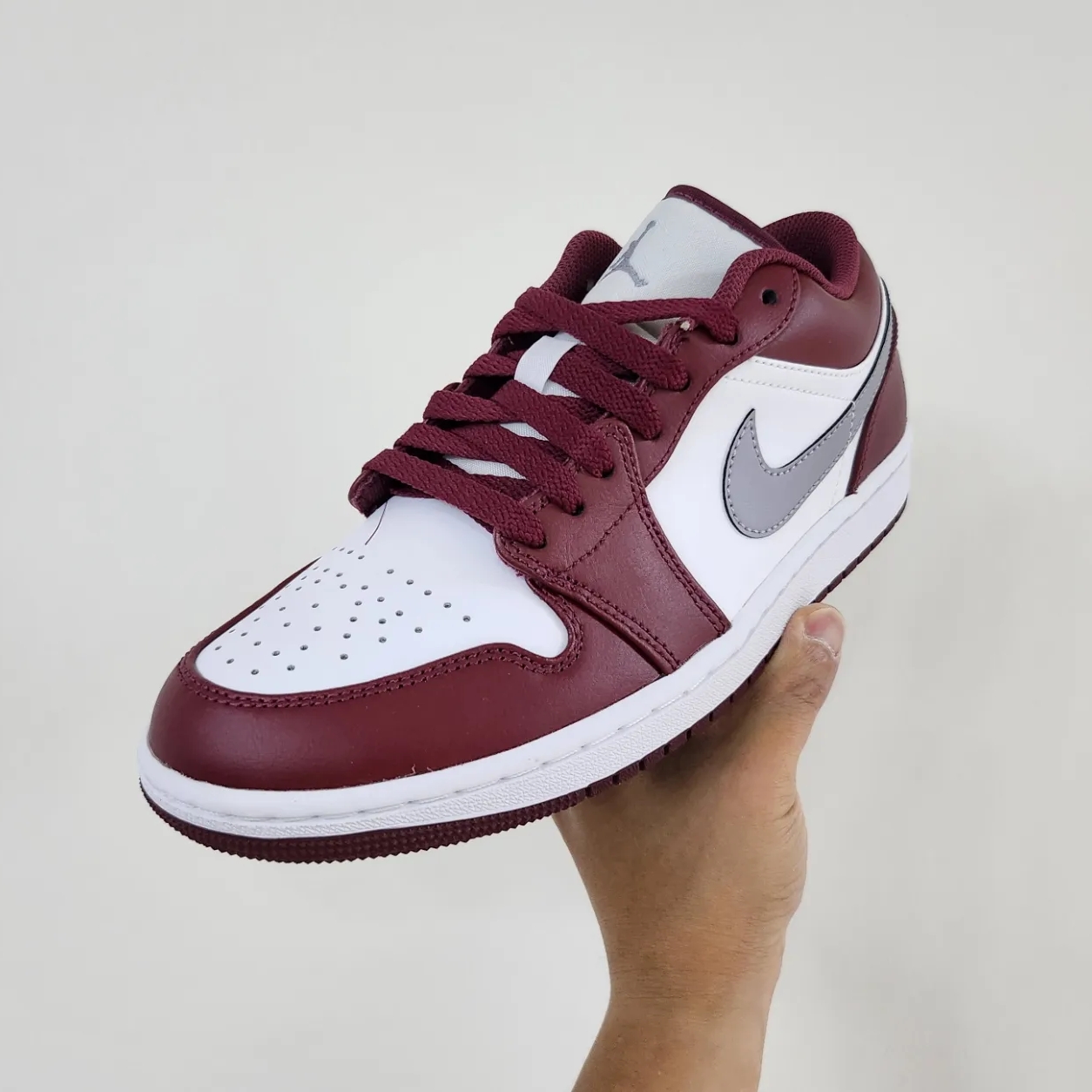 Jordan 1 Low Cherrywood Red 착용 스타일 - 1