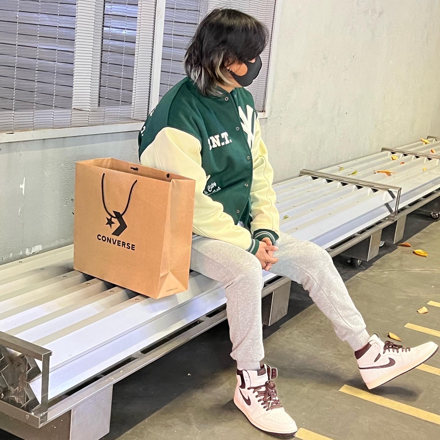 Jordan 1 x A Ma Maniere Retro High OG SP Sail and Burgundy 착용 스타일
