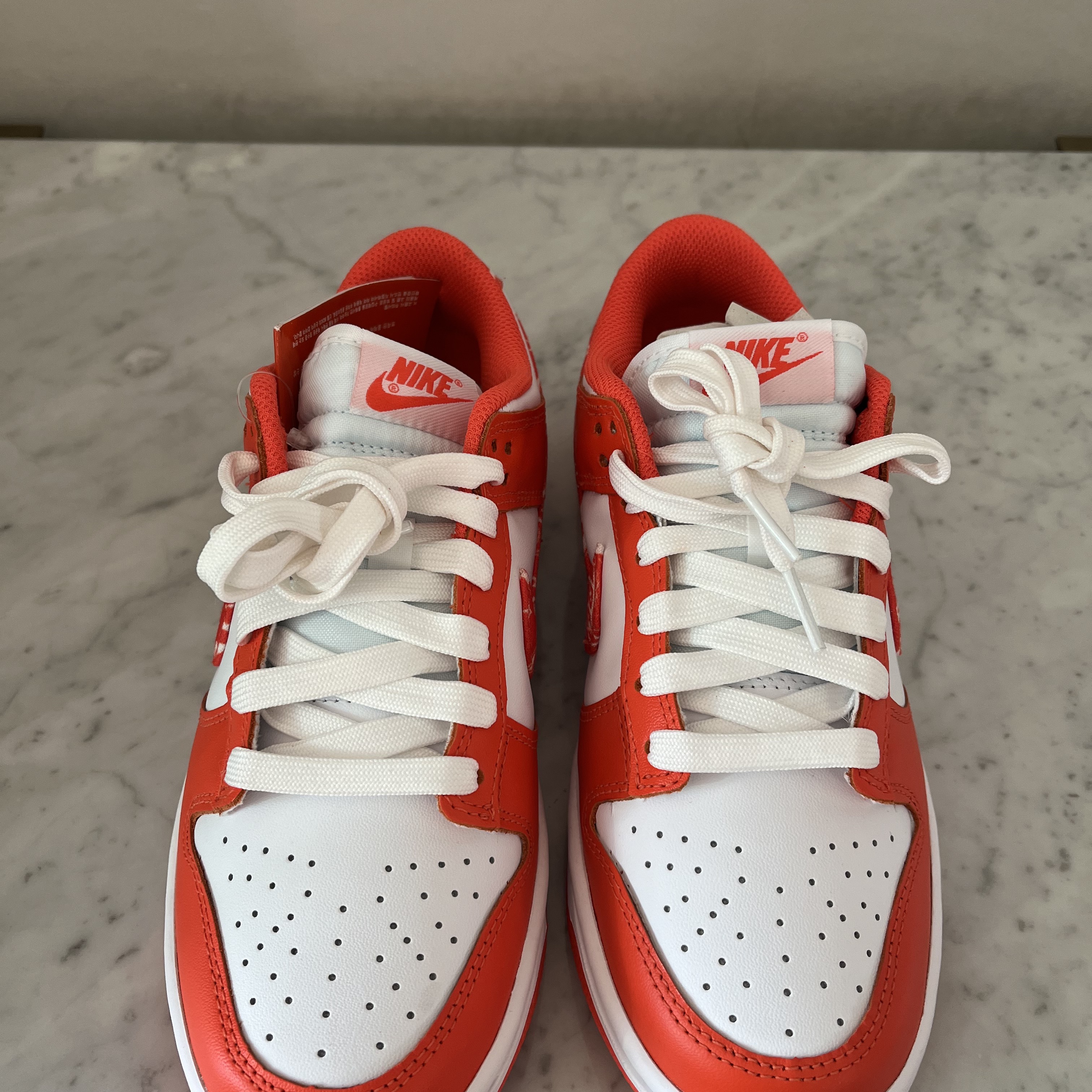 (W) Nike Dunk Low Essential Orange Paisley 착용 스타일 - 3