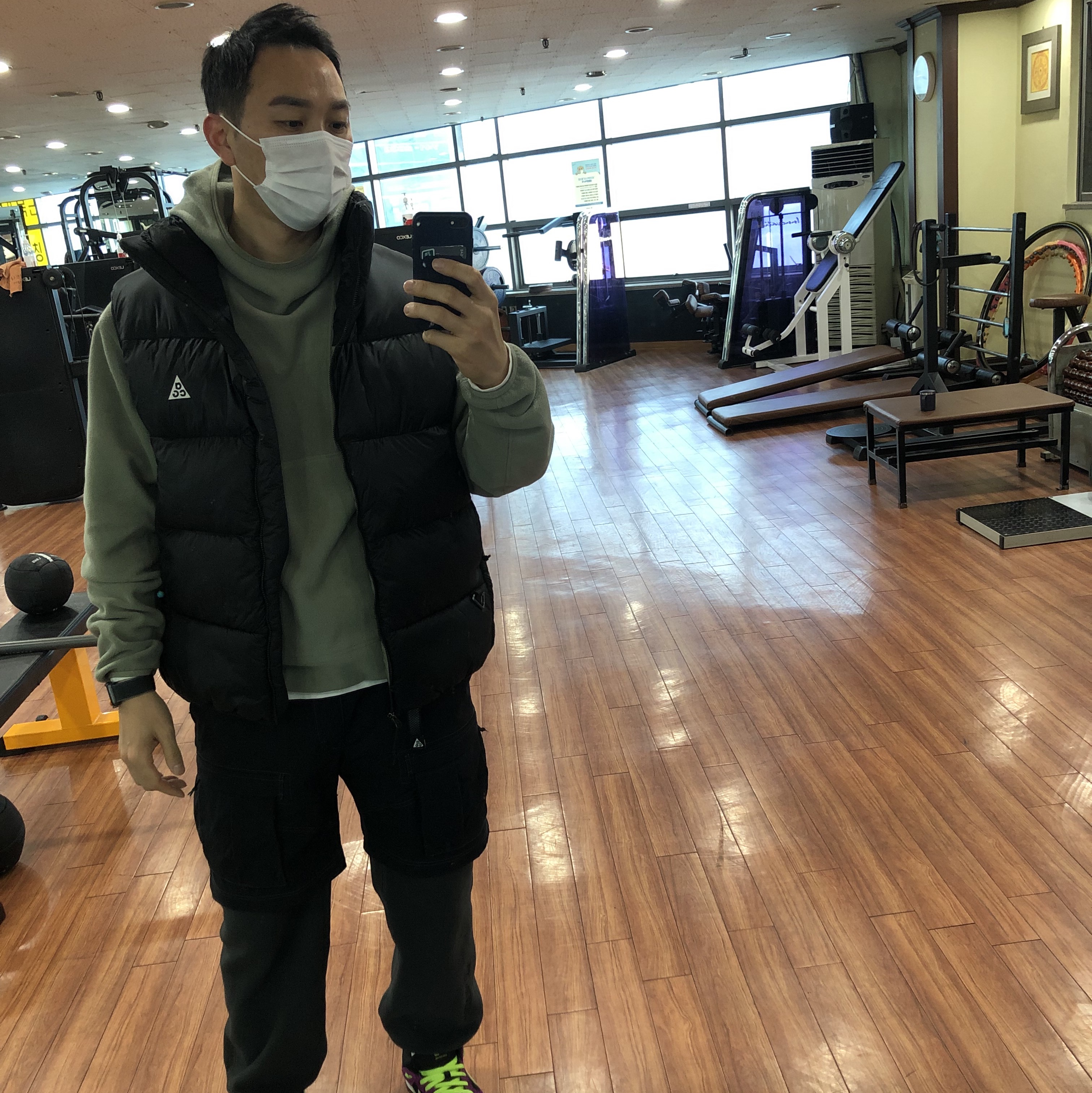 Nike ACG Smith Summit Cargo Pants Black Summit White - Asia, Nike ACG Therma-Fit ADV Lunar Lake Puffer Vest Black - US/EU 착용 스타일 - 1