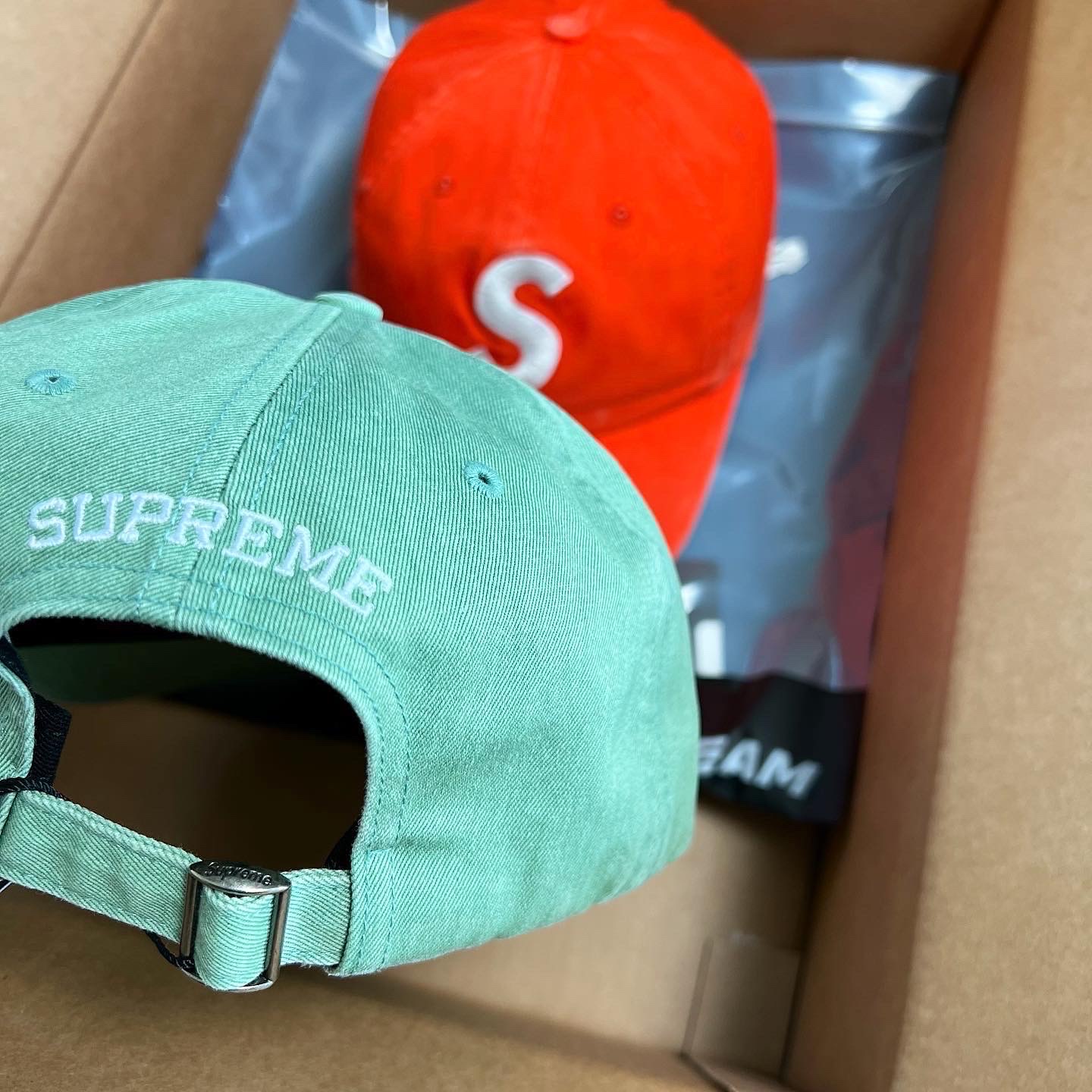 Supreme Pigment Print S Logo 6-Panel Light Sage - 22FW 착용 스타일 - 2