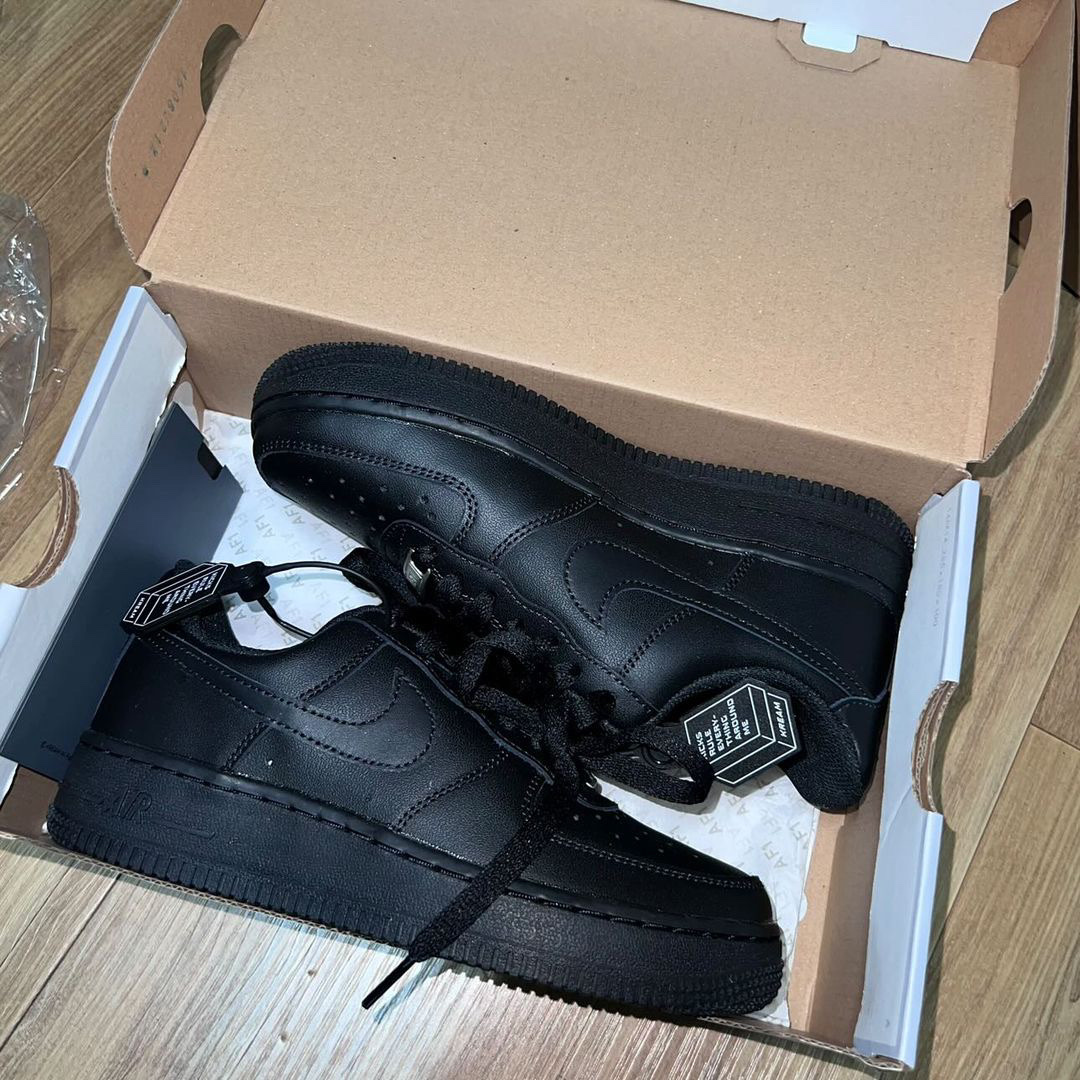 (W) Nike Air Force 1 '07 Low Triple Black 착용 스타일 - 1