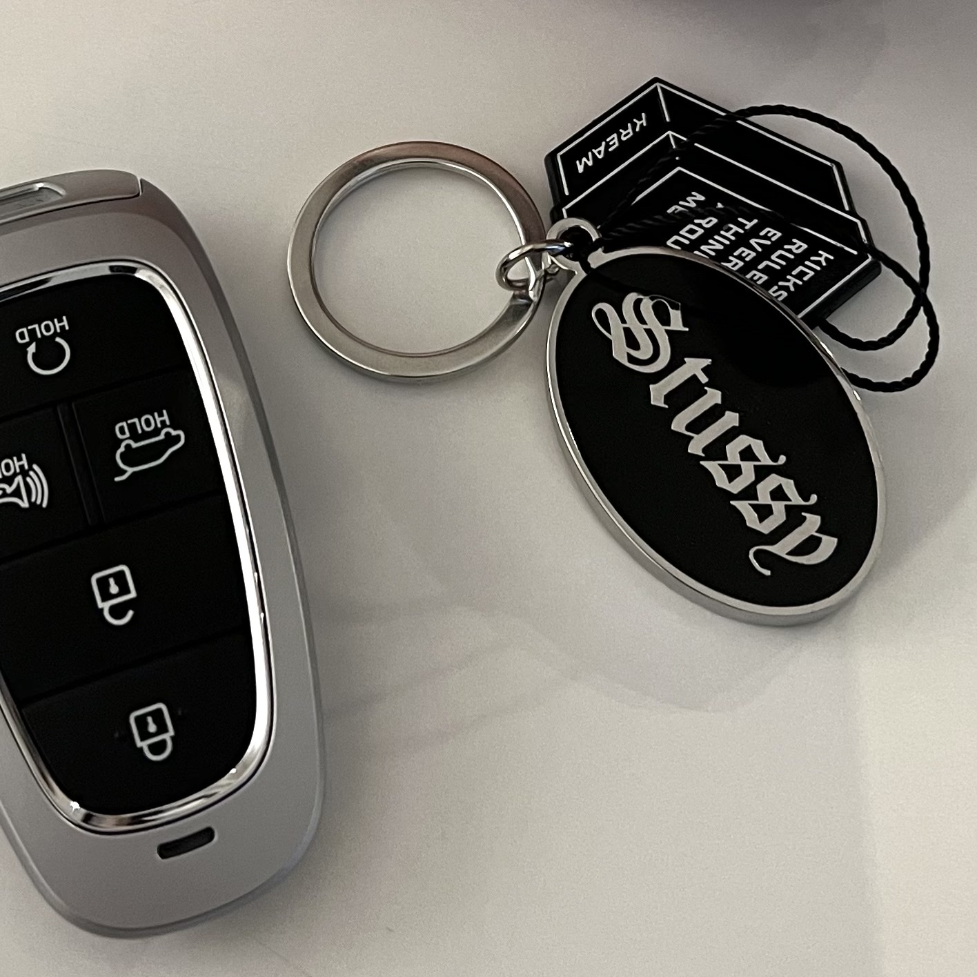 Stussy O.E. Badge Keychain 착용 스타일